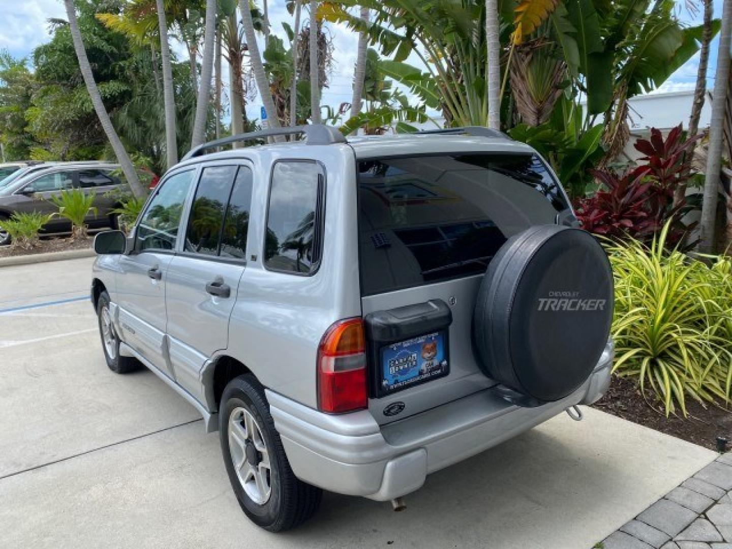 2003 Silver Leaf Metallic /Medium Gray Chevrolet Tracker LT LOW MILES 45,920 1 OWNER (2CNBE634X36) with an 2.5L DOHC 24-Valve V6 Multi-Port Fuel Injection Engine engine, Automatic transmission, located at 4701 North Dixie Hwy, Pompano Beach, FL, 33064, (954) 422-2889, 26.240938, -80.123474 - OUR WEBPAGE FLORIDACARS1.COM HAS OVER 100 PHOTOS AND FREE CARFAX LINK 2003 Chevrolet Tracker LT 1 OWNER 4 Door Wagon/Sport Utility 2.5L V6 F DOHC Gasoline 21 MPG Rear Wheel Drive Features Air Conditioning AM/FM Stereo Automatic Transmission CD Audio Cloth Seats Power Locks Power Mirrors Power Window- Photo#5