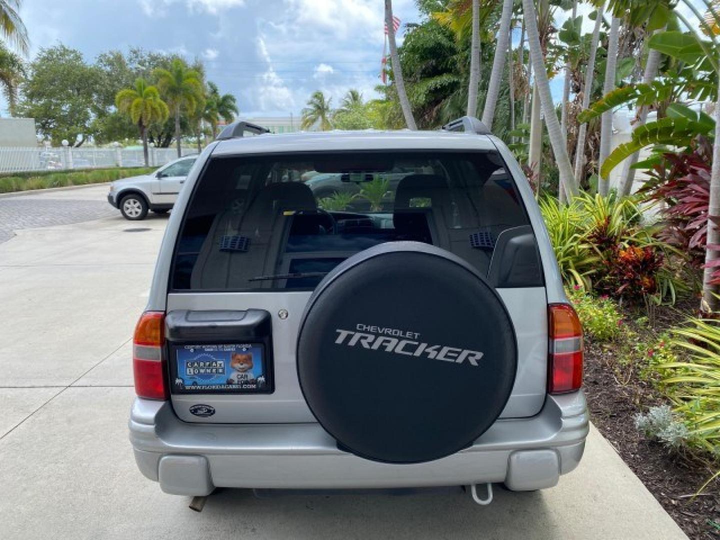 2003 Silver Leaf Metallic /Medium Gray Chevrolet Tracker LT LOW MILES 45,920 1 OWNER (2CNBE634X36) with an 2.5L DOHC 24-Valve V6 Multi-Port Fuel Injection Engine engine, Automatic transmission, located at 4701 North Dixie Hwy, Pompano Beach, FL, 33064, (954) 422-2889, 26.240938, -80.123474 - OUR WEBPAGE FLORIDACARS1.COM HAS OVER 100 PHOTOS AND FREE CARFAX LINK 2003 Chevrolet Tracker LT 1 OWNER 4 Door Wagon/Sport Utility 2.5L V6 F DOHC Gasoline 21 MPG Rear Wheel Drive Features Air Conditioning AM/FM Stereo Automatic Transmission CD Audio Cloth Seats Power Locks Power Mirrors Power Window- Photo#6