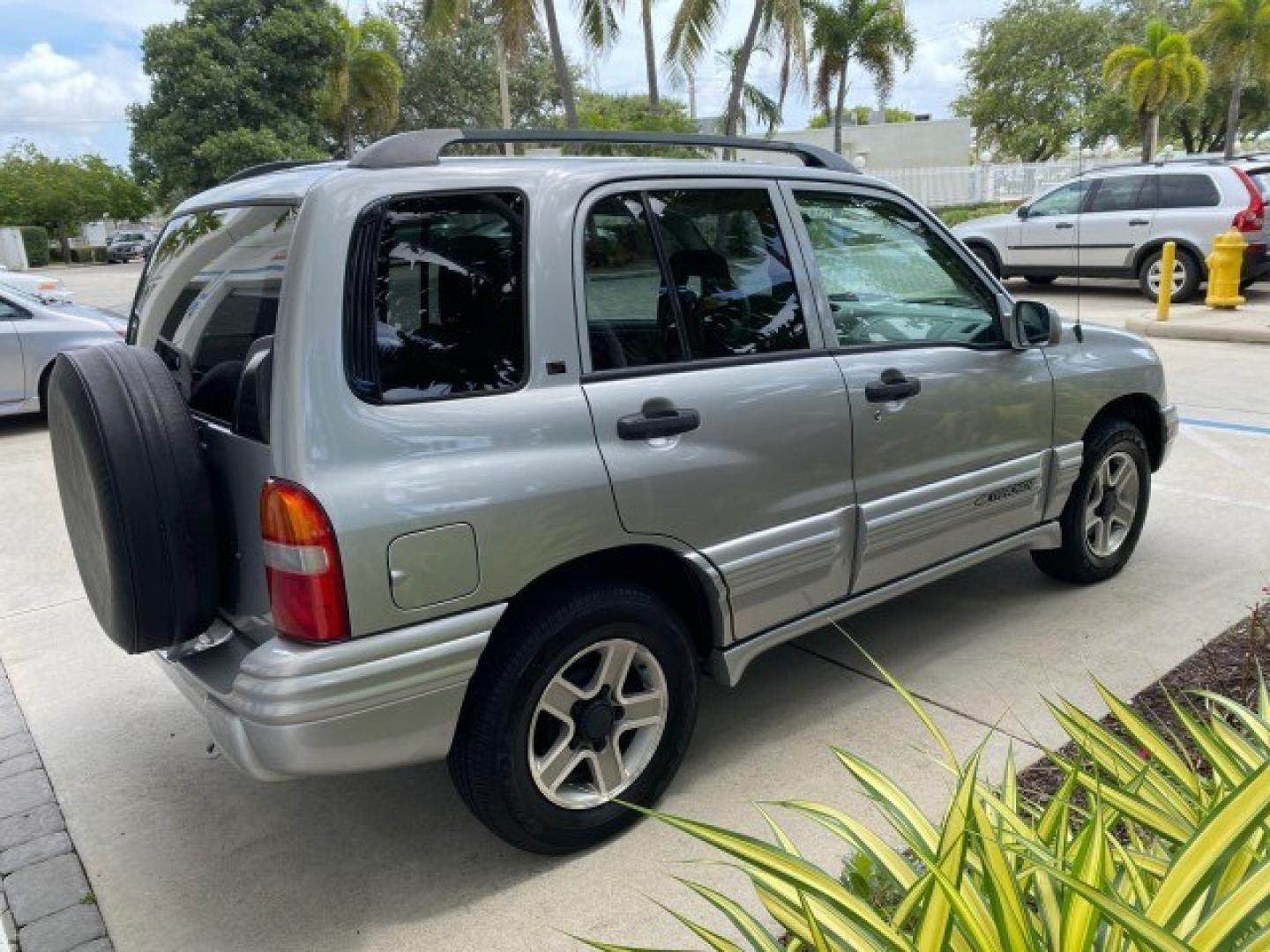 2003 Silver Leaf Metallic /Medium Gray Chevrolet Tracker LT LOW MILES 45,920 1 OWNER (2CNBE634X36) with an 2.5L DOHC 24-Valve V6 Multi-Port Fuel Injection Engine engine, Automatic transmission, located at 4701 North Dixie Hwy, Pompano Beach, FL, 33064, (954) 422-2889, 26.240938, -80.123474 - OUR WEBPAGE FLORIDACARS1.COM HAS OVER 100 PHOTOS AND FREE CARFAX LINK 2003 Chevrolet Tracker LT 1 OWNER 4 Door Wagon/Sport Utility 2.5L V6 F DOHC Gasoline 21 MPG Rear Wheel Drive Features Air Conditioning AM/FM Stereo Automatic Transmission CD Audio Cloth Seats Power Locks Power Mirrors Power Window- Photo#7