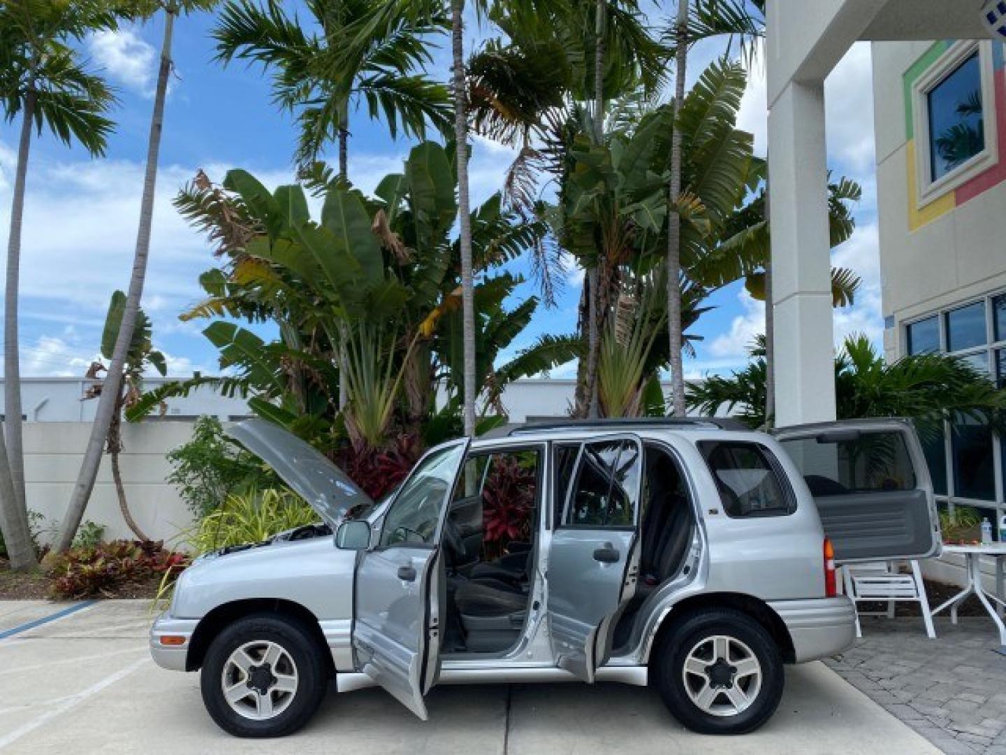 2003 Silver Leaf Metallic /Medium Gray Chevrolet Tracker LT LOW MILES 45,920 1 OWNER (2CNBE634X36) with an 2.5L DOHC 24-Valve V6 Multi-Port Fuel Injection Engine engine, Automatic transmission, located at 4701 North Dixie Hwy, Pompano Beach, FL, 33064, (954) 422-2889, 26.240938, -80.123474 - OUR WEBPAGE FLORIDACARS1.COM HAS OVER 100 PHOTOS AND FREE CARFAX LINK 2003 Chevrolet Tracker LT 1 OWNER 4 Door Wagon/Sport Utility 2.5L V6 F DOHC Gasoline 21 MPG Rear Wheel Drive Features Air Conditioning AM/FM Stereo Automatic Transmission CD Audio Cloth Seats Power Locks Power Mirrors Power Window- Photo#8
