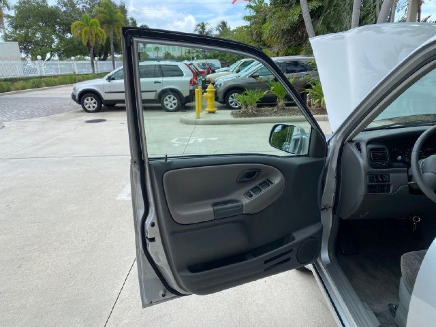 2003 Silver Leaf Metallic /Medium Gray Chevrolet Tracker LT LOW MILES 45,920 1 OWNER (2CNBE634X36) with an 2.5L DOHC 24-Valve V6 Multi-Port Fuel Injection Engine engine, Automatic transmission, located at 4701 North Dixie Hwy, Pompano Beach, FL, 33064, (954) 422-2889, 26.240938, -80.123474 - OUR WEBPAGE FLORIDACARS1.COM HAS OVER 100 PHOTOS AND FREE CARFAX LINK 2003 Chevrolet Tracker LT 1 OWNER 4 Door Wagon/Sport Utility 2.5L V6 F DOHC Gasoline 21 MPG Rear Wheel Drive Features Air Conditioning AM/FM Stereo Automatic Transmission CD Audio Cloth Seats Power Locks Power Mirrors Power Window- Photo#9