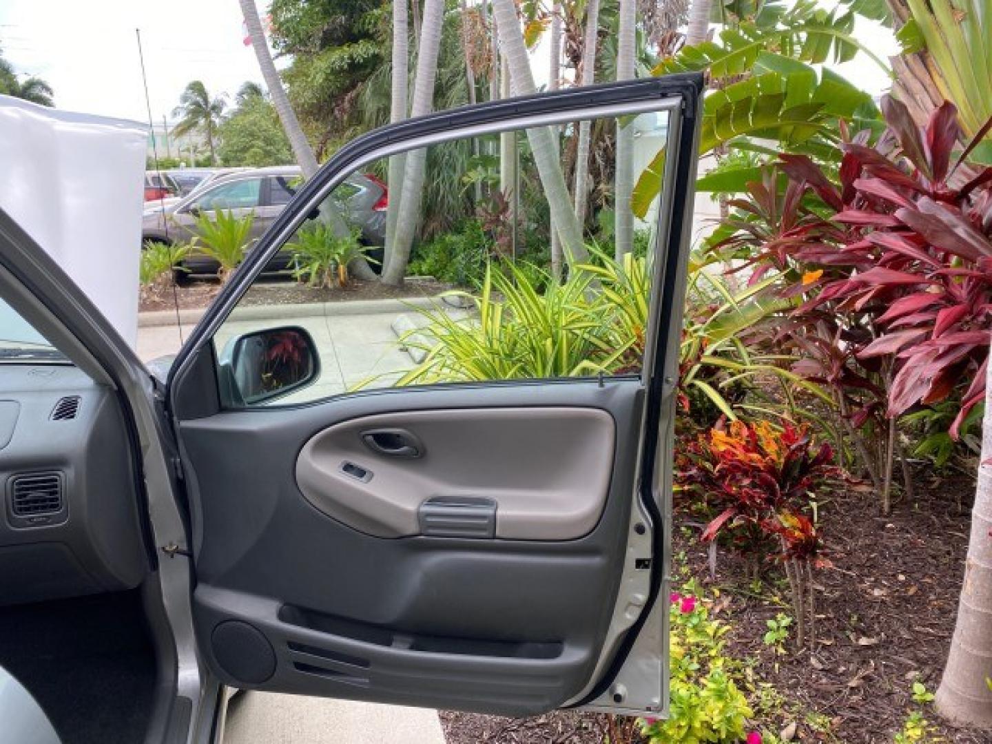 2003 Silver Leaf Metallic /Medium Gray Chevrolet Tracker LT LOW MILES 45,920 1 OWNER (2CNBE634X36) with an 2.5L DOHC 24-Valve V6 Multi-Port Fuel Injection Engine engine, Automatic transmission, located at 4701 North Dixie Hwy, Pompano Beach, FL, 33064, (954) 422-2889, 26.240938, -80.123474 - OUR WEBPAGE FLORIDACARS1.COM HAS OVER 100 PHOTOS AND FREE CARFAX LINK 2003 Chevrolet Tracker LT 1 OWNER 4 Door Wagon/Sport Utility 2.5L V6 F DOHC Gasoline 21 MPG Rear Wheel Drive Features Air Conditioning AM/FM Stereo Automatic Transmission CD Audio Cloth Seats Power Locks Power Mirrors Power Window- Photo#11