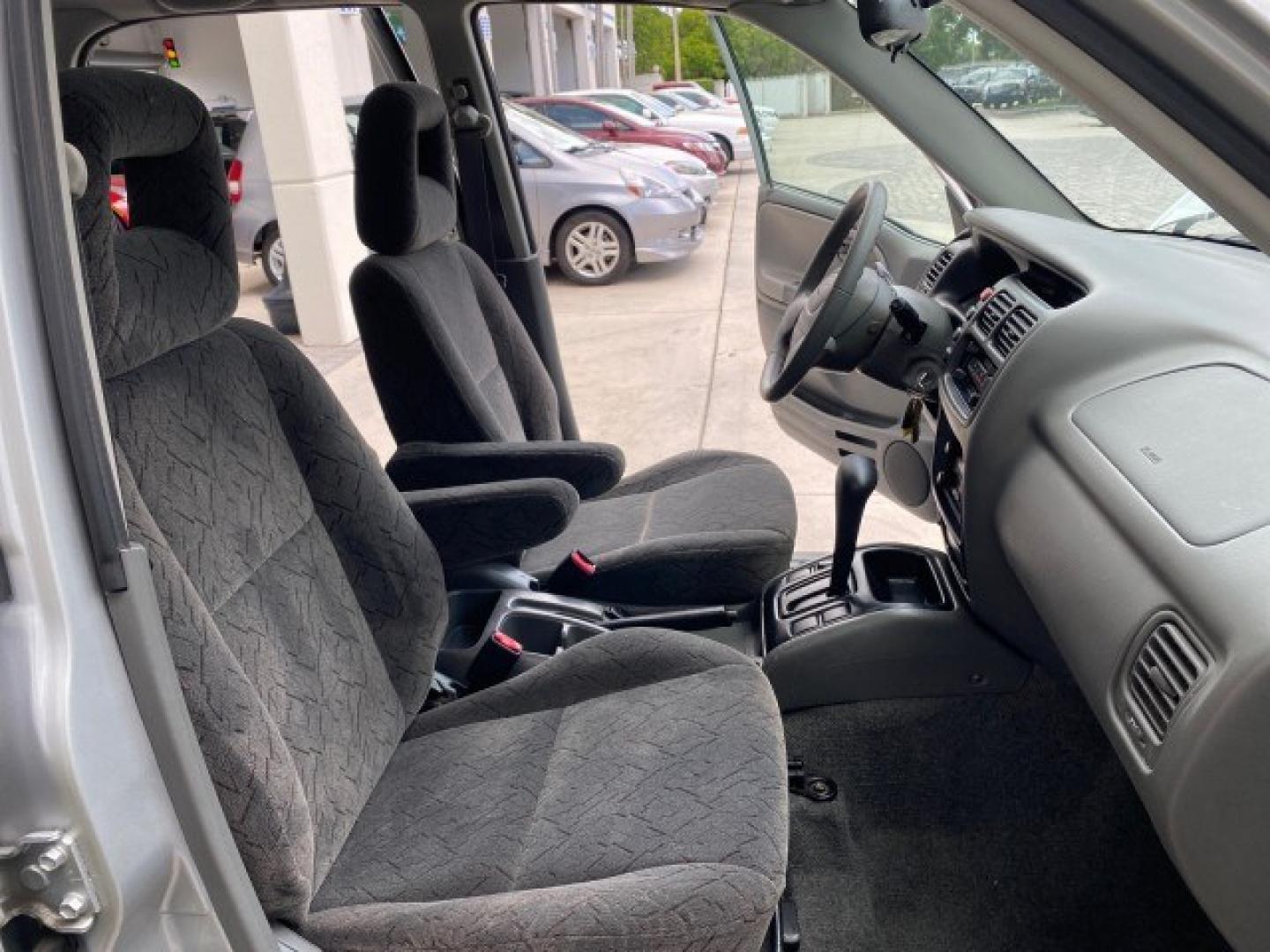 2003 Silver Leaf Metallic /Medium Gray Chevrolet Tracker LT LOW MILES 45,920 1 OWNER (2CNBE634X36) with an 2.5L DOHC 24-Valve V6 Multi-Port Fuel Injection Engine engine, Automatic transmission, located at 4701 North Dixie Hwy, Pompano Beach, FL, 33064, (954) 422-2889, 26.240938, -80.123474 - OUR WEBPAGE FLORIDACARS1.COM HAS OVER 100 PHOTOS AND FREE CARFAX LINK 2003 Chevrolet Tracker LT 1 OWNER 4 Door Wagon/Sport Utility 2.5L V6 F DOHC Gasoline 21 MPG Rear Wheel Drive Features Air Conditioning AM/FM Stereo Automatic Transmission CD Audio Cloth Seats Power Locks Power Mirrors Power Window- Photo#12