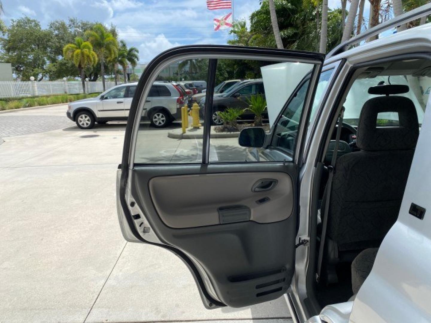2003 Silver Leaf Metallic /Medium Gray Chevrolet Tracker LT LOW MILES 45,920 1 OWNER (2CNBE634X36) with an 2.5L DOHC 24-Valve V6 Multi-Port Fuel Injection Engine engine, Automatic transmission, located at 4701 North Dixie Hwy, Pompano Beach, FL, 33064, (954) 422-2889, 26.240938, -80.123474 - OUR WEBPAGE FLORIDACARS1.COM HAS OVER 100 PHOTOS AND FREE CARFAX LINK 2003 Chevrolet Tracker LT 1 OWNER 4 Door Wagon/Sport Utility 2.5L V6 F DOHC Gasoline 21 MPG Rear Wheel Drive Features Air Conditioning AM/FM Stereo Automatic Transmission CD Audio Cloth Seats Power Locks Power Mirrors Power Window- Photo#13
