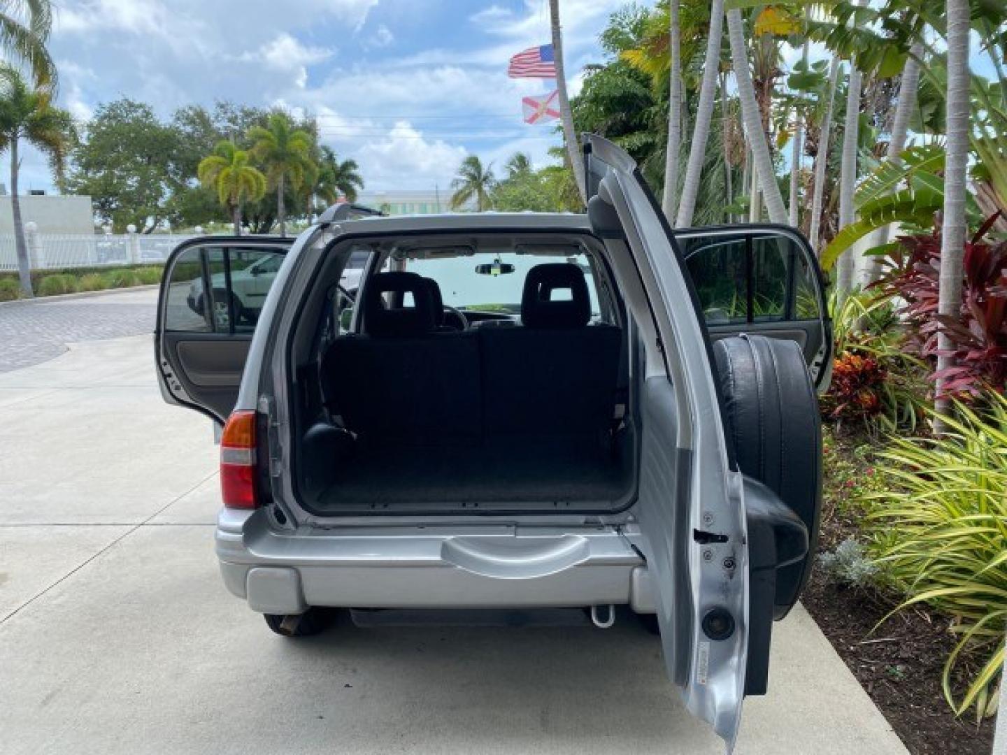 2003 Silver Leaf Metallic /Medium Gray Chevrolet Tracker LT LOW MILES 45,920 1 OWNER (2CNBE634X36) with an 2.5L DOHC 24-Valve V6 Multi-Port Fuel Injection Engine engine, Automatic transmission, located at 4701 North Dixie Hwy, Pompano Beach, FL, 33064, (954) 422-2889, 26.240938, -80.123474 - OUR WEBPAGE FLORIDACARS1.COM HAS OVER 100 PHOTOS AND FREE CARFAX LINK 2003 Chevrolet Tracker LT 1 OWNER 4 Door Wagon/Sport Utility 2.5L V6 F DOHC Gasoline 21 MPG Rear Wheel Drive Features Air Conditioning AM/FM Stereo Automatic Transmission CD Audio Cloth Seats Power Locks Power Mirrors Power Window- Photo#15