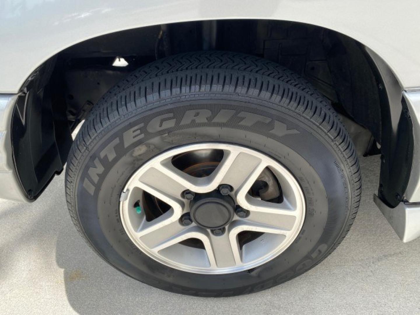 2003 Silver Leaf Metallic /Medium Gray Chevrolet Tracker LT LOW MILES 45,920 1 OWNER (2CNBE634X36) with an 2.5L DOHC 24-Valve V6 Multi-Port Fuel Injection Engine engine, Automatic transmission, located at 4701 North Dixie Hwy, Pompano Beach, FL, 33064, (954) 422-2889, 26.240938, -80.123474 - OUR WEBPAGE FLORIDACARS1.COM HAS OVER 100 PHOTOS AND FREE CARFAX LINK 2003 Chevrolet Tracker LT 1 OWNER 4 Door Wagon/Sport Utility 2.5L V6 F DOHC Gasoline 21 MPG Rear Wheel Drive Features Air Conditioning AM/FM Stereo Automatic Transmission CD Audio Cloth Seats Power Locks Power Mirrors Power Window- Photo#19