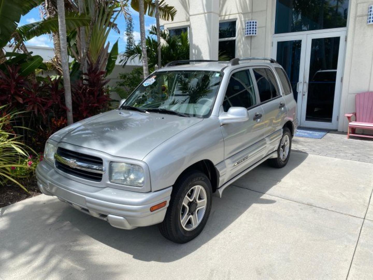 2003 Silver Leaf Metallic /Medium Gray Chevrolet Tracker LT LOW MILES 45,920 1 OWNER (2CNBE634X36) with an 2.5L DOHC 24-Valve V6 Multi-Port Fuel Injection Engine engine, Automatic transmission, located at 4701 North Dixie Hwy, Pompano Beach, FL, 33064, (954) 422-2889, 26.240938, -80.123474 - OUR WEBPAGE FLORIDACARS1.COM HAS OVER 100 PHOTOS AND FREE CARFAX LINK 2003 Chevrolet Tracker LT 1 OWNER 4 Door Wagon/Sport Utility 2.5L V6 F DOHC Gasoline 21 MPG Rear Wheel Drive Features Air Conditioning AM/FM Stereo Automatic Transmission CD Audio Cloth Seats Power Locks Power Mirrors Power Window- Photo#28