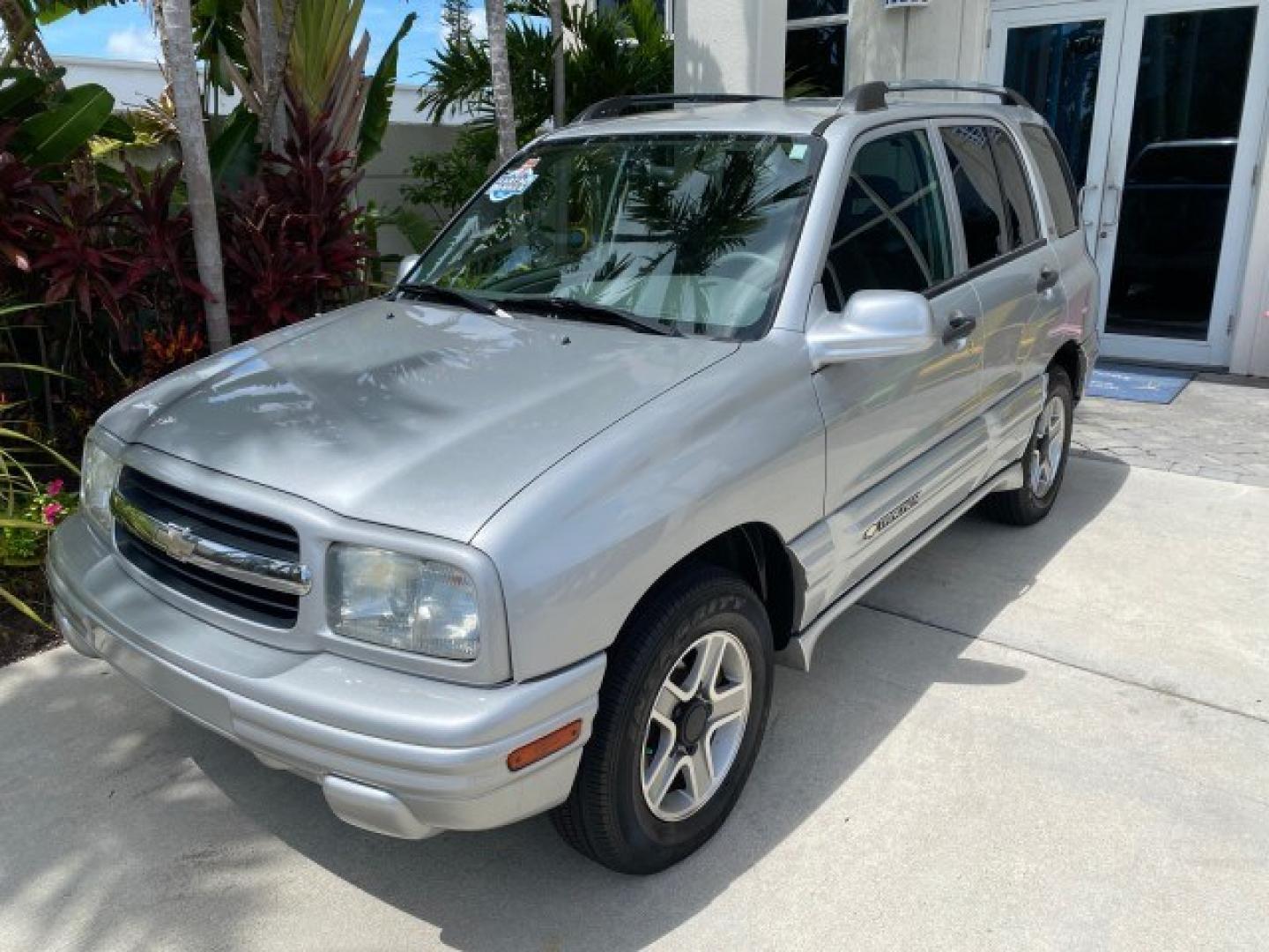 2003 Silver Leaf Metallic /Medium Gray Chevrolet Tracker LT LOW MILES 45,920 1 OWNER (2CNBE634X36) with an 2.5L DOHC 24-Valve V6 Multi-Port Fuel Injection Engine engine, Automatic transmission, located at 4701 North Dixie Hwy, Pompano Beach, FL, 33064, (954) 422-2889, 26.240938, -80.123474 - OUR WEBPAGE FLORIDACARS1.COM HAS OVER 100 PHOTOS AND FREE CARFAX LINK 2003 Chevrolet Tracker LT 1 OWNER 4 Door Wagon/Sport Utility 2.5L V6 F DOHC Gasoline 21 MPG Rear Wheel Drive Features Air Conditioning AM/FM Stereo Automatic Transmission CD Audio Cloth Seats Power Locks Power Mirrors Power Window- Photo#29