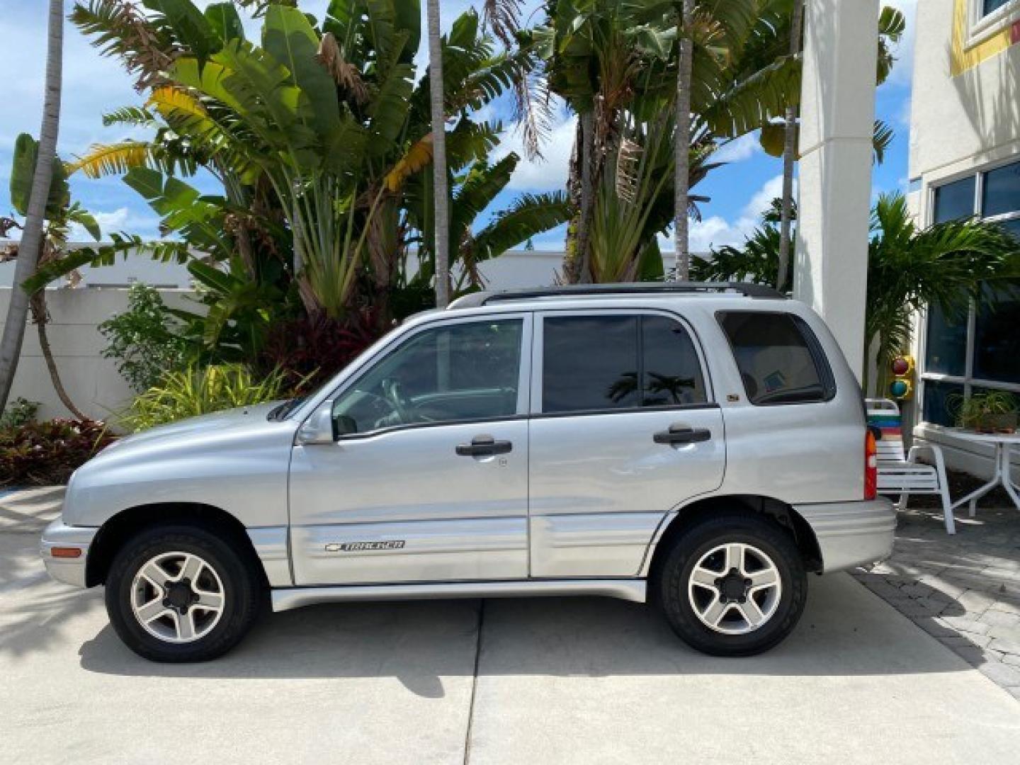 2003 Silver Leaf Metallic /Medium Gray Chevrolet Tracker LT LOW MILES 45,920 1 OWNER (2CNBE634X36) with an 2.5L DOHC 24-Valve V6 Multi-Port Fuel Injection Engine engine, Automatic transmission, located at 4701 North Dixie Hwy, Pompano Beach, FL, 33064, (954) 422-2889, 26.240938, -80.123474 - OUR WEBPAGE FLORIDACARS1.COM HAS OVER 100 PHOTOS AND FREE CARFAX LINK 2003 Chevrolet Tracker LT 1 OWNER 4 Door Wagon/Sport Utility 2.5L V6 F DOHC Gasoline 21 MPG Rear Wheel Drive Features Air Conditioning AM/FM Stereo Automatic Transmission CD Audio Cloth Seats Power Locks Power Mirrors Power Window- Photo#30