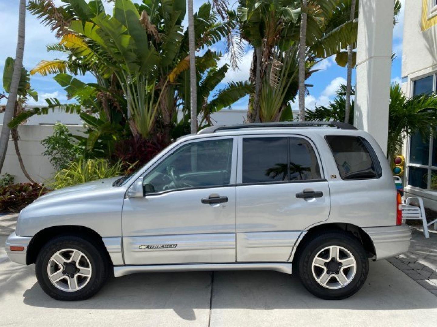 2003 Silver Leaf Metallic /Medium Gray Chevrolet Tracker LT LOW MILES 45,920 1 OWNER (2CNBE634X36) with an 2.5L DOHC 24-Valve V6 Multi-Port Fuel Injection Engine engine, Automatic transmission, located at 4701 North Dixie Hwy, Pompano Beach, FL, 33064, (954) 422-2889, 26.240938, -80.123474 - OUR WEBPAGE FLORIDACARS1.COM HAS OVER 100 PHOTOS AND FREE CARFAX LINK 2003 Chevrolet Tracker LT 1 OWNER 4 Door Wagon/Sport Utility 2.5L V6 F DOHC Gasoline 21 MPG Rear Wheel Drive Features Air Conditioning AM/FM Stereo Automatic Transmission CD Audio Cloth Seats Power Locks Power Mirrors Power Window- Photo#31