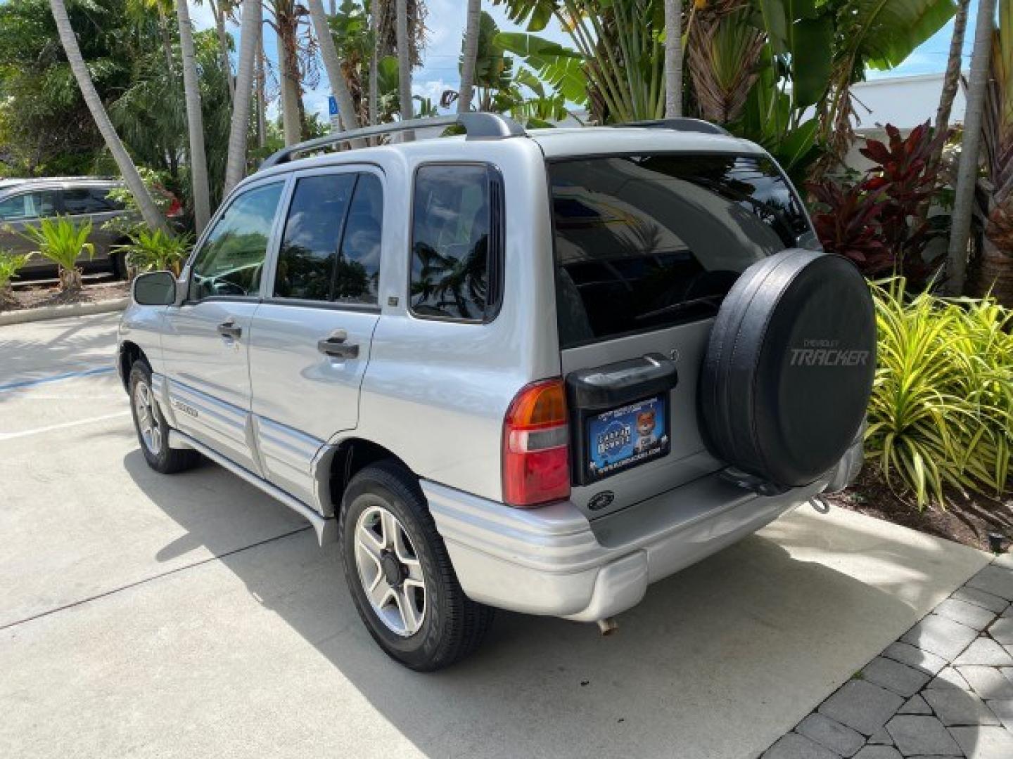 2003 Silver Leaf Metallic /Medium Gray Chevrolet Tracker LT LOW MILES 45,920 1 OWNER (2CNBE634X36) with an 2.5L DOHC 24-Valve V6 Multi-Port Fuel Injection Engine engine, Automatic transmission, located at 4701 North Dixie Hwy, Pompano Beach, FL, 33064, (954) 422-2889, 26.240938, -80.123474 - OUR WEBPAGE FLORIDACARS1.COM HAS OVER 100 PHOTOS AND FREE CARFAX LINK 2003 Chevrolet Tracker LT 1 OWNER 4 Door Wagon/Sport Utility 2.5L V6 F DOHC Gasoline 21 MPG Rear Wheel Drive Features Air Conditioning AM/FM Stereo Automatic Transmission CD Audio Cloth Seats Power Locks Power Mirrors Power Window- Photo#32