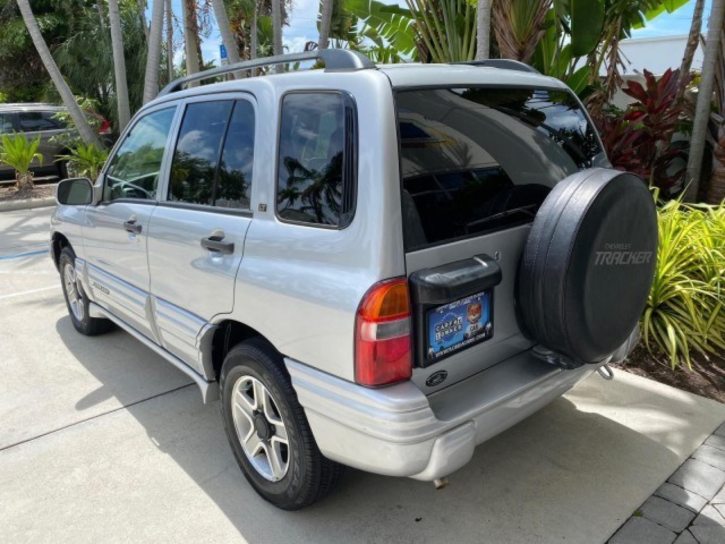2003 Silver Leaf Metallic /Medium Gray Chevrolet Tracker LT LOW MILES 45,920 1 OWNER (2CNBE634X36) with an 2.5L DOHC 24-Valve V6 Multi-Port Fuel Injection Engine engine, Automatic transmission, located at 4701 North Dixie Hwy, Pompano Beach, FL, 33064, (954) 422-2889, 26.240938, -80.123474 - OUR WEBPAGE FLORIDACARS1.COM HAS OVER 100 PHOTOS AND FREE CARFAX LINK 2003 Chevrolet Tracker LT 1 OWNER 4 Door Wagon/Sport Utility 2.5L V6 F DOHC Gasoline 21 MPG Rear Wheel Drive Features Air Conditioning AM/FM Stereo Automatic Transmission CD Audio Cloth Seats Power Locks Power Mirrors Power Window- Photo#33