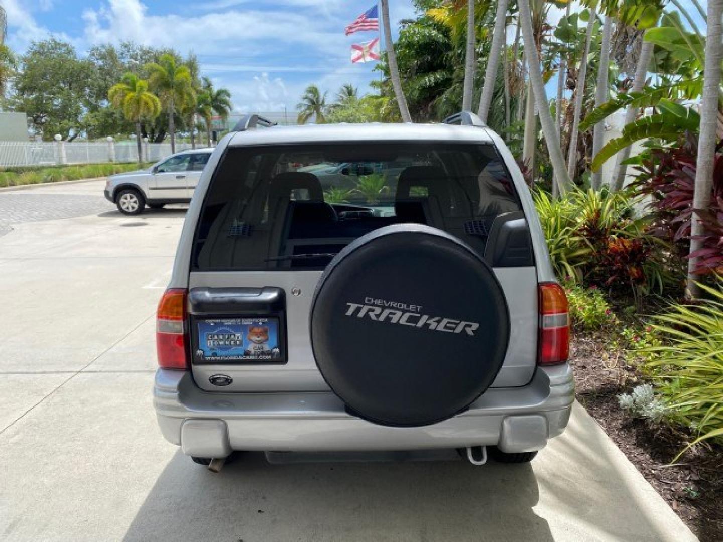 2003 Silver Leaf Metallic /Medium Gray Chevrolet Tracker LT LOW MILES 45,920 1 OWNER (2CNBE634X36) with an 2.5L DOHC 24-Valve V6 Multi-Port Fuel Injection Engine engine, Automatic transmission, located at 4701 North Dixie Hwy, Pompano Beach, FL, 33064, (954) 422-2889, 26.240938, -80.123474 - OUR WEBPAGE FLORIDACARS1.COM HAS OVER 100 PHOTOS AND FREE CARFAX LINK 2003 Chevrolet Tracker LT 1 OWNER 4 Door Wagon/Sport Utility 2.5L V6 F DOHC Gasoline 21 MPG Rear Wheel Drive Features Air Conditioning AM/FM Stereo Automatic Transmission CD Audio Cloth Seats Power Locks Power Mirrors Power Window- Photo#34