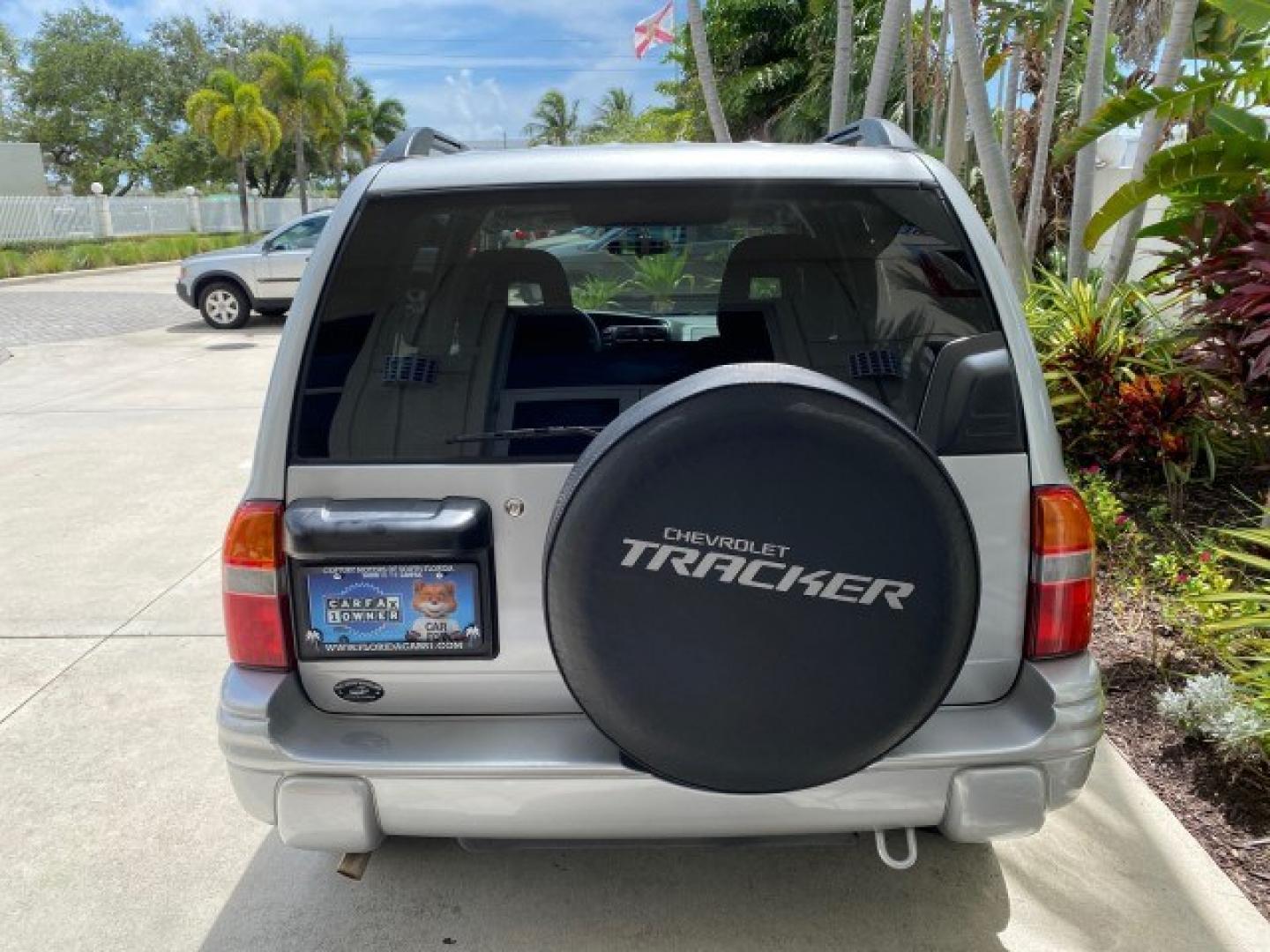 2003 Silver Leaf Metallic /Medium Gray Chevrolet Tracker LT LOW MILES 45,920 1 OWNER (2CNBE634X36) with an 2.5L DOHC 24-Valve V6 Multi-Port Fuel Injection Engine engine, Automatic transmission, located at 4701 North Dixie Hwy, Pompano Beach, FL, 33064, (954) 422-2889, 26.240938, -80.123474 - OUR WEBPAGE FLORIDACARS1.COM HAS OVER 100 PHOTOS AND FREE CARFAX LINK 2003 Chevrolet Tracker LT 1 OWNER 4 Door Wagon/Sport Utility 2.5L V6 F DOHC Gasoline 21 MPG Rear Wheel Drive Features Air Conditioning AM/FM Stereo Automatic Transmission CD Audio Cloth Seats Power Locks Power Mirrors Power Window- Photo#35