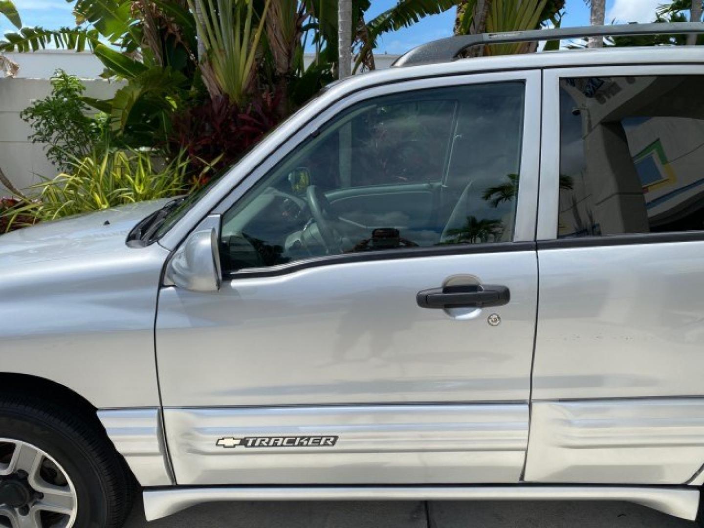 2003 Silver Leaf Metallic /Medium Gray Chevrolet Tracker LT LOW MILES 45,920 1 OWNER (2CNBE634X36) with an 2.5L DOHC 24-Valve V6 Multi-Port Fuel Injection Engine engine, Automatic transmission, located at 4701 North Dixie Hwy, Pompano Beach, FL, 33064, (954) 422-2889, 26.240938, -80.123474 - OUR WEBPAGE FLORIDACARS1.COM HAS OVER 100 PHOTOS AND FREE CARFAX LINK 2003 Chevrolet Tracker LT 1 OWNER 4 Door Wagon/Sport Utility 2.5L V6 F DOHC Gasoline 21 MPG Rear Wheel Drive Features Air Conditioning AM/FM Stereo Automatic Transmission CD Audio Cloth Seats Power Locks Power Mirrors Power Window- Photo#37