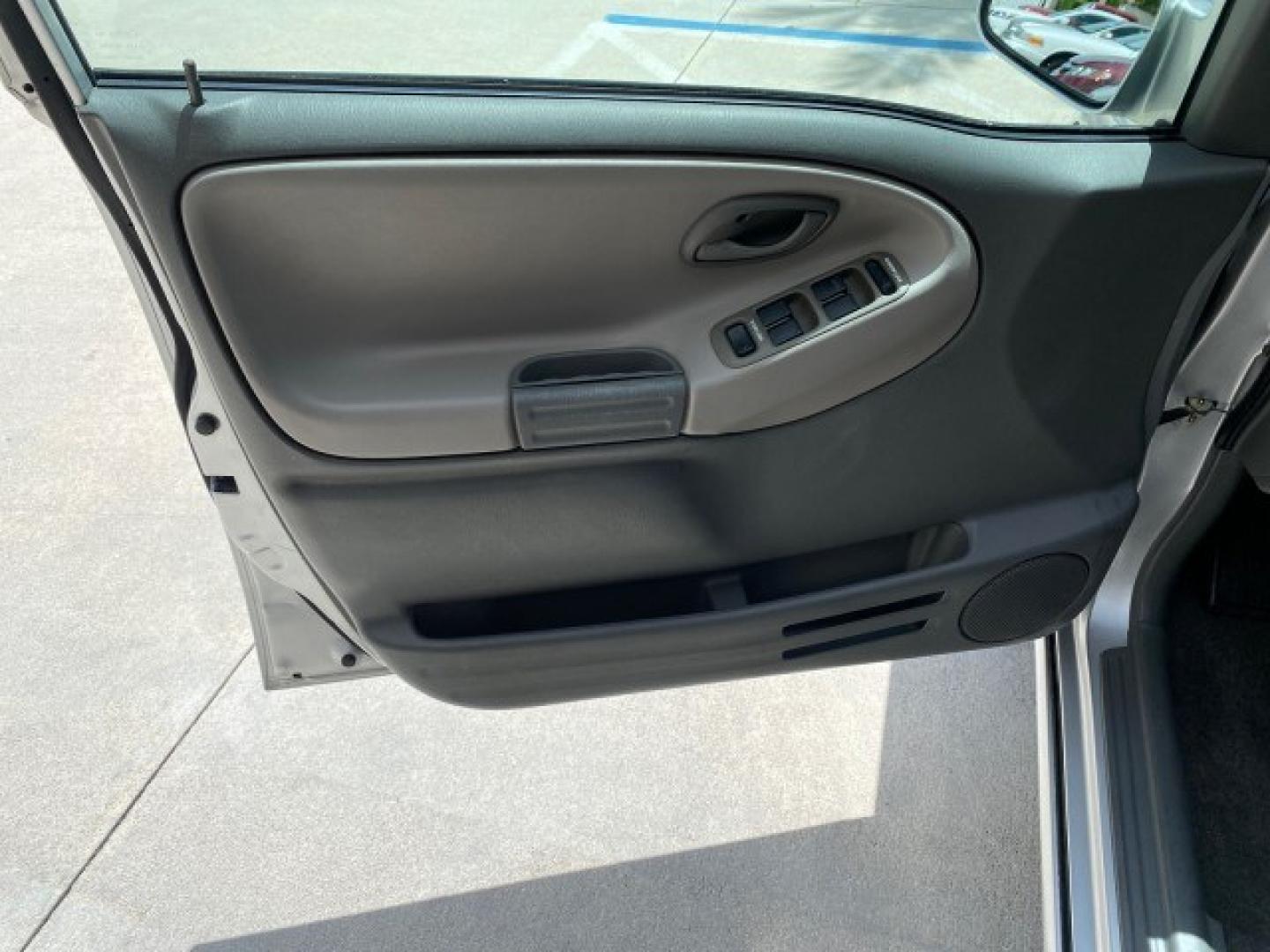 2003 Silver Leaf Metallic /Medium Gray Chevrolet Tracker LT LOW MILES 45,920 1 OWNER (2CNBE634X36) with an 2.5L DOHC 24-Valve V6 Multi-Port Fuel Injection Engine engine, Automatic transmission, located at 4701 North Dixie Hwy, Pompano Beach, FL, 33064, (954) 422-2889, 26.240938, -80.123474 - OUR WEBPAGE FLORIDACARS1.COM HAS OVER 100 PHOTOS AND FREE CARFAX LINK 2003 Chevrolet Tracker LT 1 OWNER 4 Door Wagon/Sport Utility 2.5L V6 F DOHC Gasoline 21 MPG Rear Wheel Drive Features Air Conditioning AM/FM Stereo Automatic Transmission CD Audio Cloth Seats Power Locks Power Mirrors Power Window- Photo#42