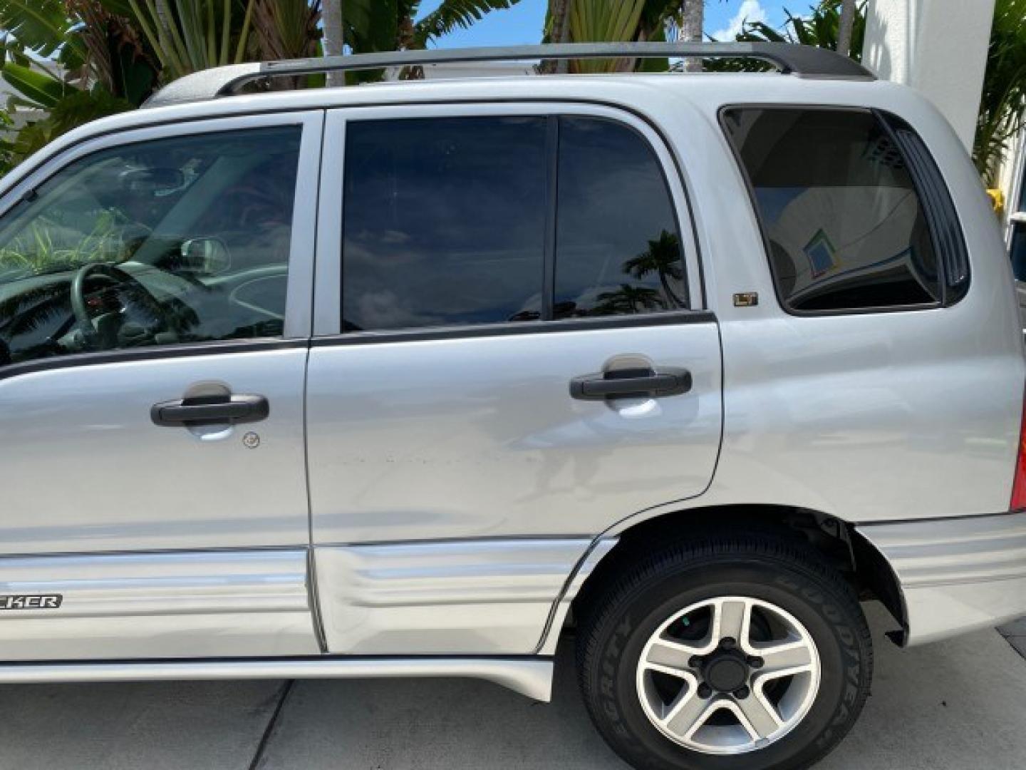 2003 Silver Leaf Metallic /Medium Gray Chevrolet Tracker LT LOW MILES 45,920 1 OWNER (2CNBE634X36) with an 2.5L DOHC 24-Valve V6 Multi-Port Fuel Injection Engine engine, Automatic transmission, located at 4701 North Dixie Hwy, Pompano Beach, FL, 33064, (954) 422-2889, 26.240938, -80.123474 - OUR WEBPAGE FLORIDACARS1.COM HAS OVER 100 PHOTOS AND FREE CARFAX LINK 2003 Chevrolet Tracker LT 1 OWNER 4 Door Wagon/Sport Utility 2.5L V6 F DOHC Gasoline 21 MPG Rear Wheel Drive Features Air Conditioning AM/FM Stereo Automatic Transmission CD Audio Cloth Seats Power Locks Power Mirrors Power Window- Photo#71