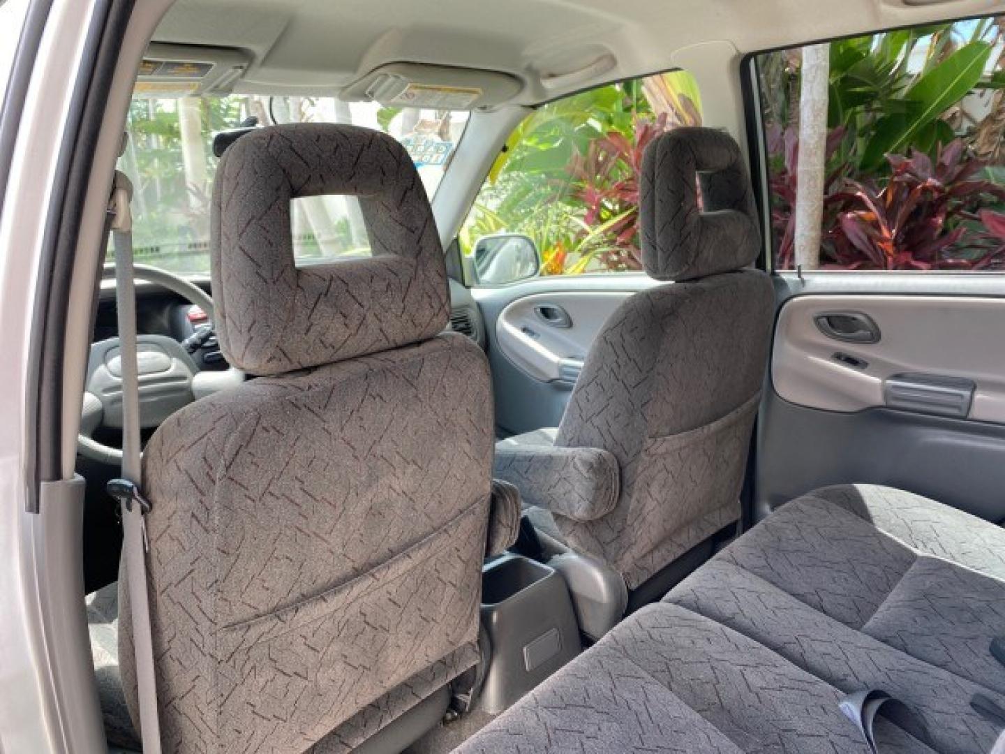 2003 Silver Leaf Metallic /Medium Gray Chevrolet Tracker LT LOW MILES 45,920 1 OWNER (2CNBE634X36) with an 2.5L DOHC 24-Valve V6 Multi-Port Fuel Injection Engine engine, Automatic transmission, located at 4701 North Dixie Hwy, Pompano Beach, FL, 33064, (954) 422-2889, 26.240938, -80.123474 - OUR WEBPAGE FLORIDACARS1.COM HAS OVER 100 PHOTOS AND FREE CARFAX LINK 2003 Chevrolet Tracker LT 1 OWNER 4 Door Wagon/Sport Utility 2.5L V6 F DOHC Gasoline 21 MPG Rear Wheel Drive Features Air Conditioning AM/FM Stereo Automatic Transmission CD Audio Cloth Seats Power Locks Power Mirrors Power Window- Photo#75