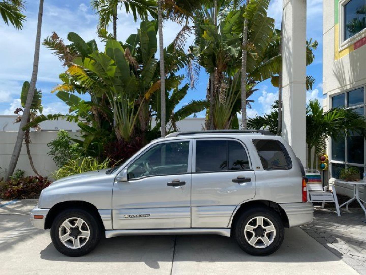2003 Silver Leaf Metallic /Medium Gray Chevrolet Tracker LT LOW MILES 45,920 1 OWNER (2CNBE634X36) with an 2.5L DOHC 24-Valve V6 Multi-Port Fuel Injection Engine engine, Automatic transmission, located at 4701 North Dixie Hwy, Pompano Beach, FL, 33064, (954) 422-2889, 26.240938, -80.123474 - OUR WEBPAGE FLORIDACARS1.COM HAS OVER 100 PHOTOS AND FREE CARFAX LINK 2003 Chevrolet Tracker LT 1 OWNER 4 Door Wagon/Sport Utility 2.5L V6 F DOHC Gasoline 21 MPG Rear Wheel Drive Features Air Conditioning AM/FM Stereo Automatic Transmission CD Audio Cloth Seats Power Locks Power Mirrors Power Window- Photo#81