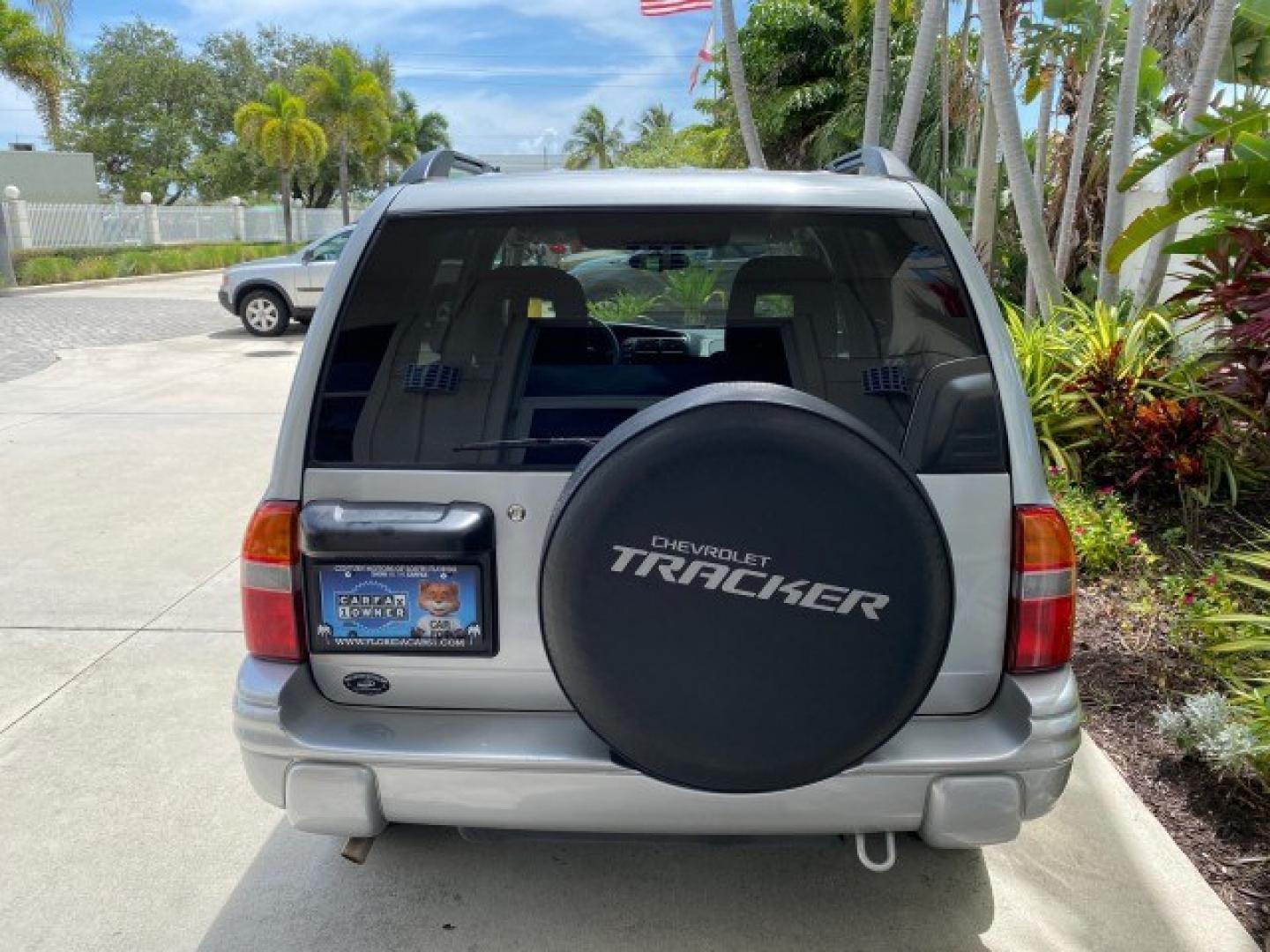 2003 Silver Leaf Metallic /Medium Gray Chevrolet Tracker LT LOW MILES 45,920 1 OWNER (2CNBE634X36) with an 2.5L DOHC 24-Valve V6 Multi-Port Fuel Injection Engine engine, Automatic transmission, located at 4701 North Dixie Hwy, Pompano Beach, FL, 33064, (954) 422-2889, 26.240938, -80.123474 - OUR WEBPAGE FLORIDACARS1.COM HAS OVER 100 PHOTOS AND FREE CARFAX LINK 2003 Chevrolet Tracker LT 1 OWNER 4 Door Wagon/Sport Utility 2.5L V6 F DOHC Gasoline 21 MPG Rear Wheel Drive Features Air Conditioning AM/FM Stereo Automatic Transmission CD Audio Cloth Seats Power Locks Power Mirrors Power Window- Photo#82