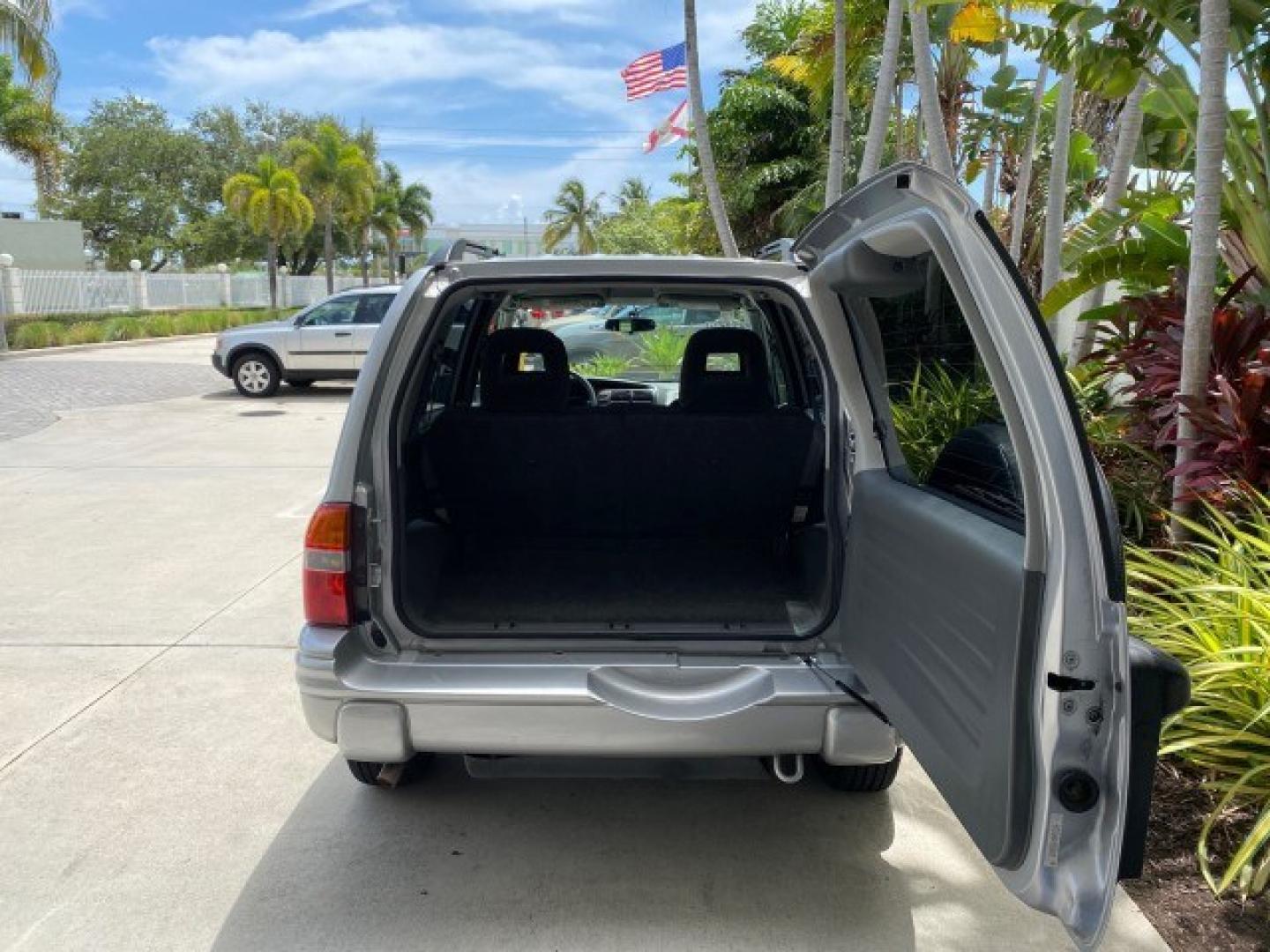 2003 Silver Leaf Metallic /Medium Gray Chevrolet Tracker LT LOW MILES 45,920 1 OWNER (2CNBE634X36) with an 2.5L DOHC 24-Valve V6 Multi-Port Fuel Injection Engine engine, Automatic transmission, located at 4701 North Dixie Hwy, Pompano Beach, FL, 33064, (954) 422-2889, 26.240938, -80.123474 - OUR WEBPAGE FLORIDACARS1.COM HAS OVER 100 PHOTOS AND FREE CARFAX LINK 2003 Chevrolet Tracker LT 1 OWNER 4 Door Wagon/Sport Utility 2.5L V6 F DOHC Gasoline 21 MPG Rear Wheel Drive Features Air Conditioning AM/FM Stereo Automatic Transmission CD Audio Cloth Seats Power Locks Power Mirrors Power Window- Photo#91