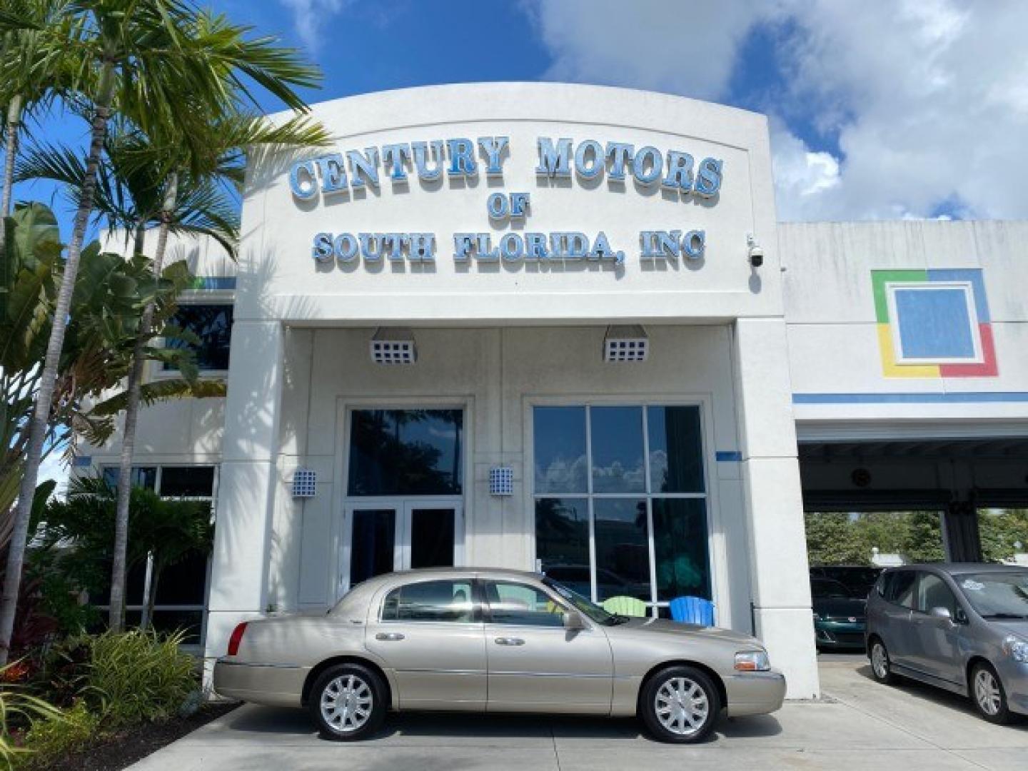 2008 Light French Silk Metallic /Light Camel Lincoln Town Car Limited LOW MILES 29,278 1 OWNER (2LNHM82V48X) with an 4.6L SOHC FFV V8 Engine engine, Automatic transmission, located at 4701 North Dixie Hwy, Pompano Beach, FL, 33064, (954) 422-2889, 26.240938, -80.123474 - OUR WEBPAGE FLORIDACARS1.COM HAS OVER 100 PHOTOS AND FREE CARFAX LINK 2008 Lincoln Town Car Signature Limited 1 OWNER Sedan 4 DR 4.6L V8 F SOHC Flex Fuel 23 MPG Rear Wheel Drive Features ABS Brakes Air Conditioning Alloy Wheels AM/FM Stereo Automatic Transmission CD Audio Cruise Control Flex Fuel Ve- Photo#0