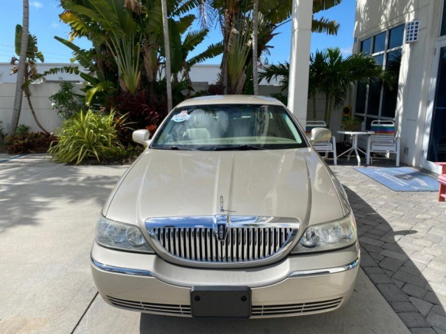 2008 Light French Silk Metallic /Light Camel Lincoln Town Car Limited LOW MILES 29,278 1 OWNER (2LNHM82V48X) with an 4.6L SOHC FFV V8 Engine engine, Automatic transmission, located at 4701 North Dixie Hwy, Pompano Beach, FL, 33064, (954) 422-2889, 26.240938, -80.123474 - OUR WEBPAGE FLORIDACARS1.COM HAS OVER 100 PHOTOS AND FREE CARFAX LINK 2008 Lincoln Town Car Signature Limited 1 OWNER Sedan 4 DR 4.6L V8 F SOHC Flex Fuel 23 MPG Rear Wheel Drive Features ABS Brakes Air Conditioning Alloy Wheels AM/FM Stereo Automatic Transmission CD Audio Cruise Control Flex Fuel Ve- Photo#2