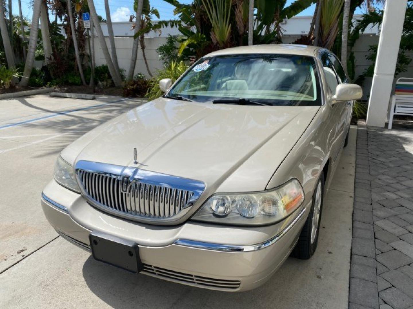 2008 Light French Silk Metallic /Light Camel Lincoln Town Car Limited LOW MILES 29,278 1 OWNER (2LNHM82V48X) with an 4.6L SOHC FFV V8 Engine engine, Automatic transmission, located at 4701 North Dixie Hwy, Pompano Beach, FL, 33064, (954) 422-2889, 26.240938, -80.123474 - OUR WEBPAGE FLORIDACARS1.COM HAS OVER 100 PHOTOS AND FREE CARFAX LINK 2008 Lincoln Town Car Signature Limited 1 OWNER Sedan 4 DR 4.6L V8 F SOHC Flex Fuel 23 MPG Rear Wheel Drive Features ABS Brakes Air Conditioning Alloy Wheels AM/FM Stereo Automatic Transmission CD Audio Cruise Control Flex Fuel Ve- Photo#3