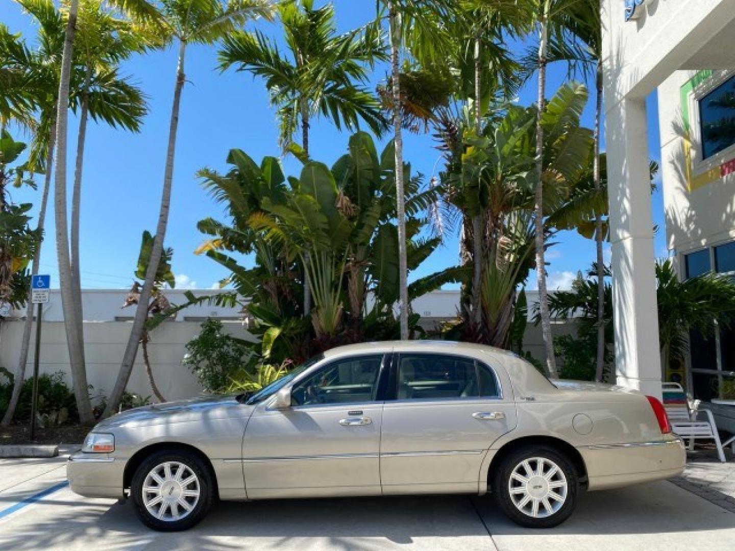 2008 Light French Silk Metallic /Light Camel Lincoln Town Car Limited LOW MILES 29,278 1 OWNER (2LNHM82V48X) with an 4.6L SOHC FFV V8 Engine engine, Automatic transmission, located at 4701 North Dixie Hwy, Pompano Beach, FL, 33064, (954) 422-2889, 26.240938, -80.123474 - OUR WEBPAGE FLORIDACARS1.COM HAS OVER 100 PHOTOS AND FREE CARFAX LINK 2008 Lincoln Town Car Signature Limited 1 OWNER Sedan 4 DR 4.6L V8 F SOHC Flex Fuel 23 MPG Rear Wheel Drive Features ABS Brakes Air Conditioning Alloy Wheels AM/FM Stereo Automatic Transmission CD Audio Cruise Control Flex Fuel Ve- Photo#4