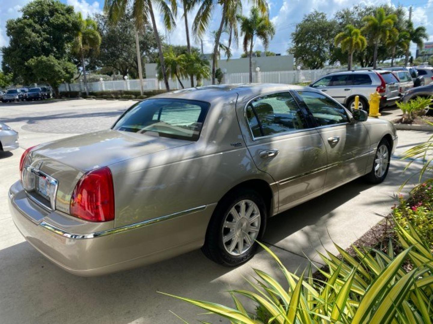 2008 Light French Silk Metallic /Light Camel Lincoln Town Car Limited LOW MILES 29,278 1 OWNER (2LNHM82V48X) with an 4.6L SOHC FFV V8 Engine engine, Automatic transmission, located at 4701 North Dixie Hwy, Pompano Beach, FL, 33064, (954) 422-2889, 26.240938, -80.123474 - OUR WEBPAGE FLORIDACARS1.COM HAS OVER 100 PHOTOS AND FREE CARFAX LINK 2008 Lincoln Town Car Signature Limited 1 OWNER Sedan 4 DR 4.6L V8 F SOHC Flex Fuel 23 MPG Rear Wheel Drive Features ABS Brakes Air Conditioning Alloy Wheels AM/FM Stereo Automatic Transmission CD Audio Cruise Control Flex Fuel Ve- Photo#7