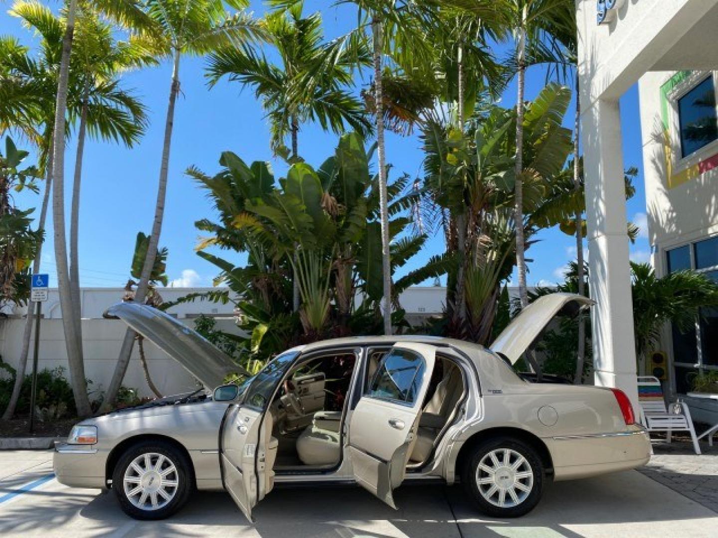 2008 Light French Silk Metallic /Light Camel Lincoln Town Car Limited LOW MILES 29,278 1 OWNER (2LNHM82V48X) with an 4.6L SOHC FFV V8 Engine engine, Automatic transmission, located at 4701 North Dixie Hwy, Pompano Beach, FL, 33064, (954) 422-2889, 26.240938, -80.123474 - OUR WEBPAGE FLORIDACARS1.COM HAS OVER 100 PHOTOS AND FREE CARFAX LINK 2008 Lincoln Town Car Signature Limited 1 OWNER Sedan 4 DR 4.6L V8 F SOHC Flex Fuel 23 MPG Rear Wheel Drive Features ABS Brakes Air Conditioning Alloy Wheels AM/FM Stereo Automatic Transmission CD Audio Cruise Control Flex Fuel Ve- Photo#8