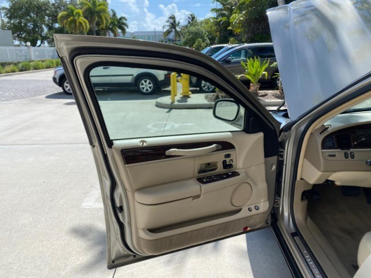 2008 Light French Silk Metallic /Light Camel Lincoln Town Car Limited LOW MILES 29,278 1 OWNER (2LNHM82V48X) with an 4.6L SOHC FFV V8 Engine engine, Automatic transmission, located at 4701 North Dixie Hwy, Pompano Beach, FL, 33064, (954) 422-2889, 26.240938, -80.123474 - OUR WEBPAGE FLORIDACARS1.COM HAS OVER 100 PHOTOS AND FREE CARFAX LINK 2008 Lincoln Town Car Signature Limited 1 OWNER Sedan 4 DR 4.6L V8 F SOHC Flex Fuel 23 MPG Rear Wheel Drive Features ABS Brakes Air Conditioning Alloy Wheels AM/FM Stereo Automatic Transmission CD Audio Cruise Control Flex Fuel Ve- Photo#9