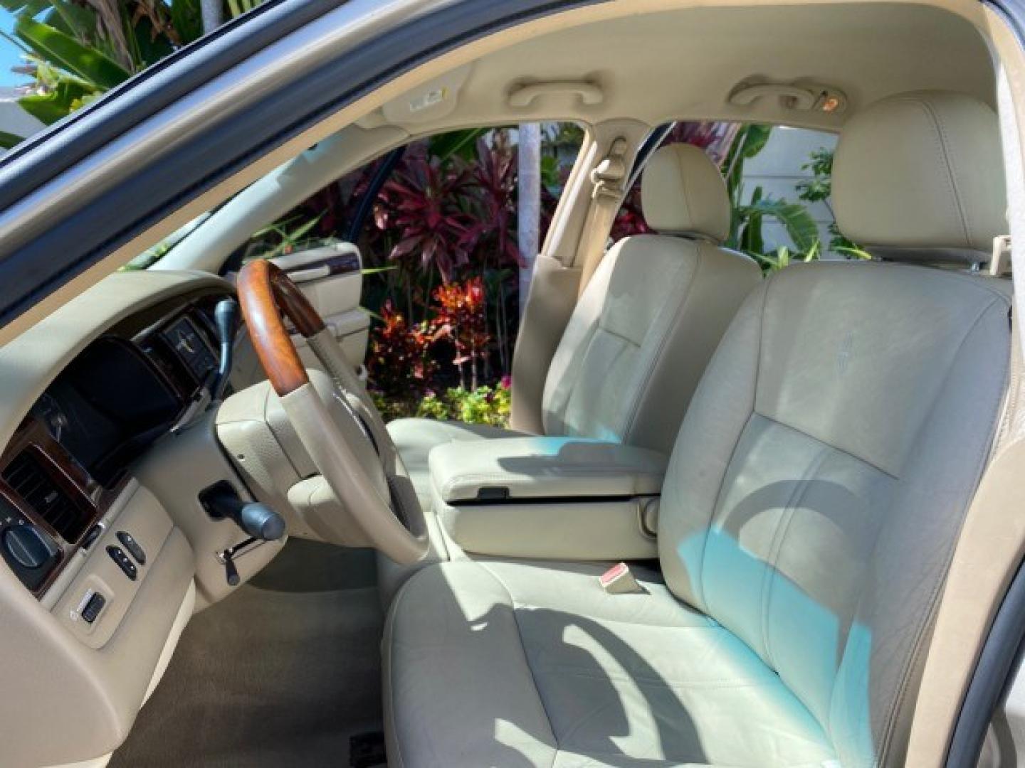 2008 Light French Silk Metallic /Light Camel Lincoln Town Car Limited LOW MILES 29,278 1 OWNER (2LNHM82V48X) with an 4.6L SOHC FFV V8 Engine engine, Automatic transmission, located at 4701 North Dixie Hwy, Pompano Beach, FL, 33064, (954) 422-2889, 26.240938, -80.123474 - OUR WEBPAGE FLORIDACARS1.COM HAS OVER 100 PHOTOS AND FREE CARFAX LINK 2008 Lincoln Town Car Signature Limited 1 OWNER Sedan 4 DR 4.6L V8 F SOHC Flex Fuel 23 MPG Rear Wheel Drive Features ABS Brakes Air Conditioning Alloy Wheels AM/FM Stereo Automatic Transmission CD Audio Cruise Control Flex Fuel Ve- Photo#10