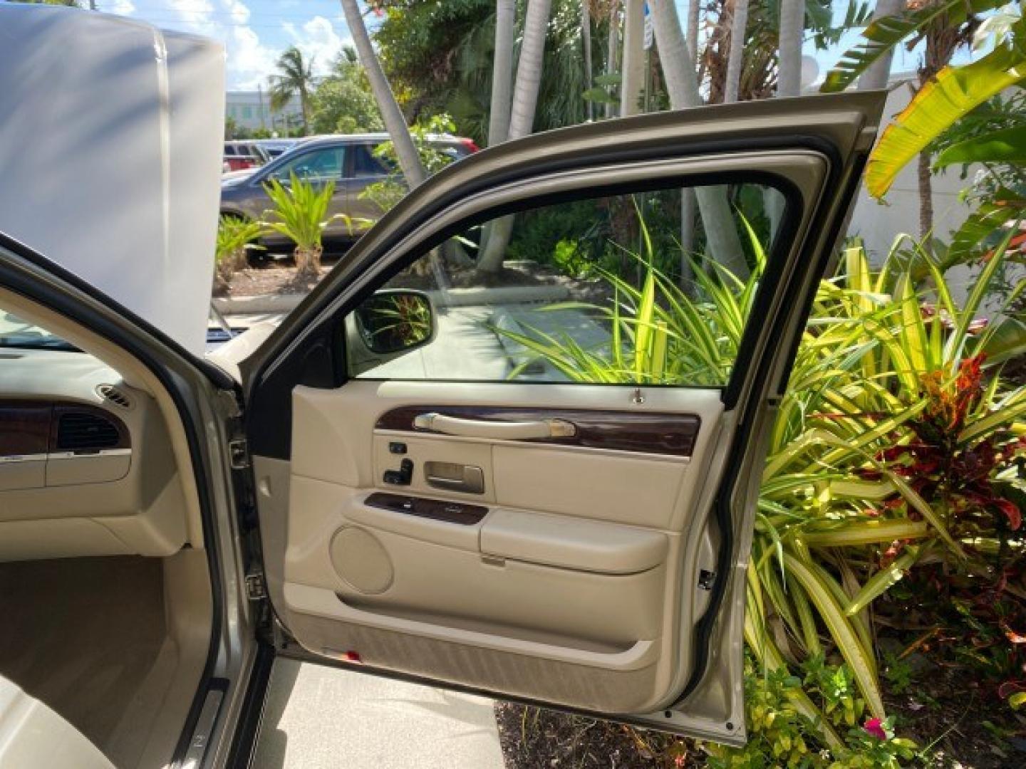 2008 Light French Silk Metallic /Light Camel Lincoln Town Car Limited LOW MILES 29,278 1 OWNER (2LNHM82V48X) with an 4.6L SOHC FFV V8 Engine engine, Automatic transmission, located at 4701 North Dixie Hwy, Pompano Beach, FL, 33064, (954) 422-2889, 26.240938, -80.123474 - OUR WEBPAGE FLORIDACARS1.COM HAS OVER 100 PHOTOS AND FREE CARFAX LINK 2008 Lincoln Town Car Signature Limited 1 OWNER Sedan 4 DR 4.6L V8 F SOHC Flex Fuel 23 MPG Rear Wheel Drive Features ABS Brakes Air Conditioning Alloy Wheels AM/FM Stereo Automatic Transmission CD Audio Cruise Control Flex Fuel Ve- Photo#11