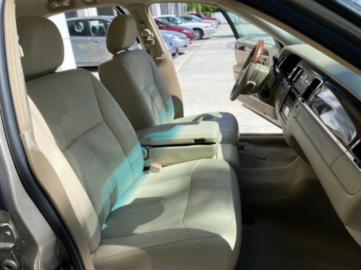 2008 Light French Silk Metallic /Light Camel Lincoln Town Car Limited LOW MILES 29,278 1 OWNER (2LNHM82V48X) with an 4.6L SOHC FFV V8 Engine engine, Automatic transmission, located at 4701 North Dixie Hwy, Pompano Beach, FL, 33064, (954) 422-2889, 26.240938, -80.123474 - OUR WEBPAGE FLORIDACARS1.COM HAS OVER 100 PHOTOS AND FREE CARFAX LINK 2008 Lincoln Town Car Signature Limited 1 OWNER Sedan 4 DR 4.6L V8 F SOHC Flex Fuel 23 MPG Rear Wheel Drive Features ABS Brakes Air Conditioning Alloy Wheels AM/FM Stereo Automatic Transmission CD Audio Cruise Control Flex Fuel Ve- Photo#12