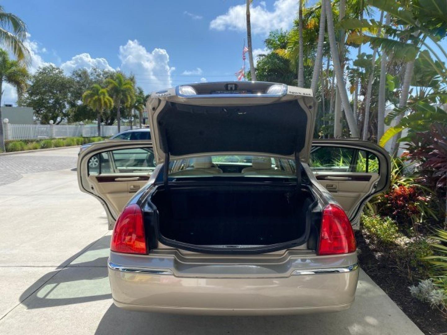 2008 Light French Silk Metallic /Light Camel Lincoln Town Car Limited LOW MILES 29,278 1 OWNER (2LNHM82V48X) with an 4.6L SOHC FFV V8 Engine engine, Automatic transmission, located at 4701 North Dixie Hwy, Pompano Beach, FL, 33064, (954) 422-2889, 26.240938, -80.123474 - OUR WEBPAGE FLORIDACARS1.COM HAS OVER 100 PHOTOS AND FREE CARFAX LINK 2008 Lincoln Town Car Signature Limited 1 OWNER Sedan 4 DR 4.6L V8 F SOHC Flex Fuel 23 MPG Rear Wheel Drive Features ABS Brakes Air Conditioning Alloy Wheels AM/FM Stereo Automatic Transmission CD Audio Cruise Control Flex Fuel Ve- Photo#15