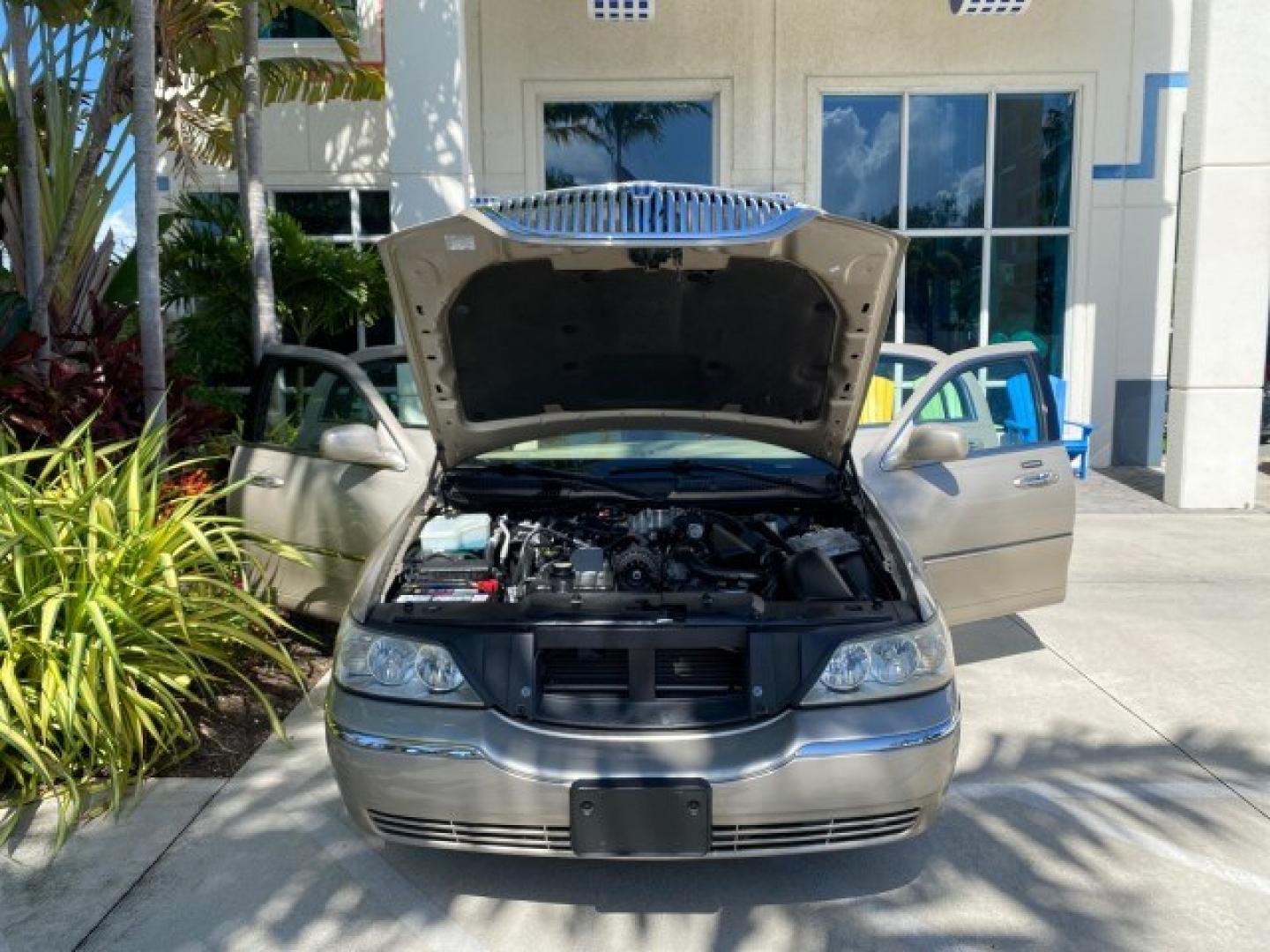 2008 Light French Silk Metallic /Light Camel Lincoln Town Car Limited LOW MILES 29,278 1 OWNER (2LNHM82V48X) with an 4.6L SOHC FFV V8 Engine engine, Automatic transmission, located at 4701 North Dixie Hwy, Pompano Beach, FL, 33064, (954) 422-2889, 26.240938, -80.123474 - OUR WEBPAGE FLORIDACARS1.COM HAS OVER 100 PHOTOS AND FREE CARFAX LINK 2008 Lincoln Town Car Signature Limited 1 OWNER Sedan 4 DR 4.6L V8 F SOHC Flex Fuel 23 MPG Rear Wheel Drive Features ABS Brakes Air Conditioning Alloy Wheels AM/FM Stereo Automatic Transmission CD Audio Cruise Control Flex Fuel Ve- Photo#16