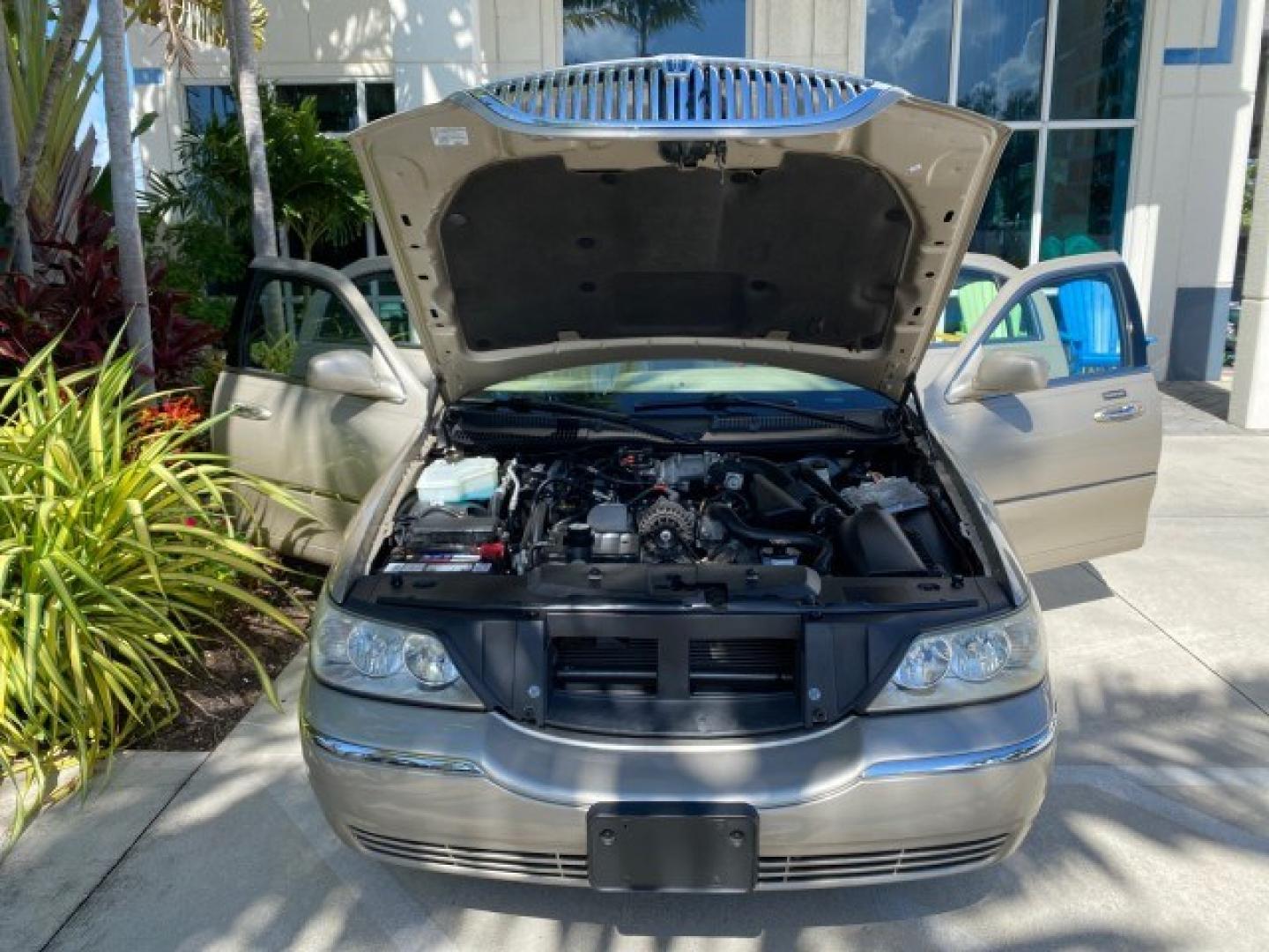 2008 Light French Silk Metallic /Light Camel Lincoln Town Car Limited LOW MILES 29,278 1 OWNER (2LNHM82V48X) with an 4.6L SOHC FFV V8 Engine engine, Automatic transmission, located at 4701 North Dixie Hwy, Pompano Beach, FL, 33064, (954) 422-2889, 26.240938, -80.123474 - OUR WEBPAGE FLORIDACARS1.COM HAS OVER 100 PHOTOS AND FREE CARFAX LINK 2008 Lincoln Town Car Signature Limited 1 OWNER Sedan 4 DR 4.6L V8 F SOHC Flex Fuel 23 MPG Rear Wheel Drive Features ABS Brakes Air Conditioning Alloy Wheels AM/FM Stereo Automatic Transmission CD Audio Cruise Control Flex Fuel Ve- Photo#17