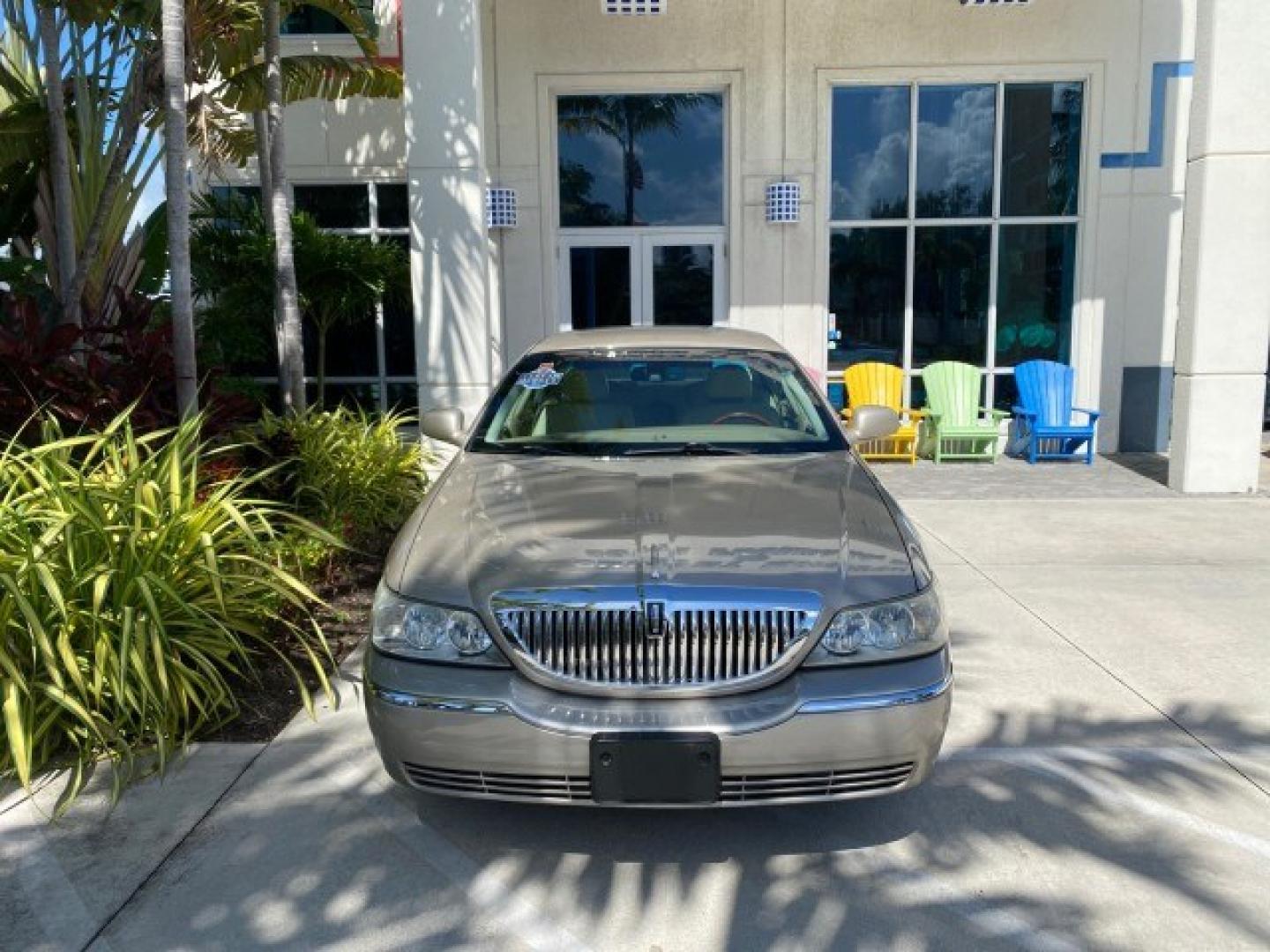 2008 Light French Silk Metallic /Light Camel Lincoln Town Car Limited LOW MILES 29,278 1 OWNER (2LNHM82V48X) with an 4.6L SOHC FFV V8 Engine engine, Automatic transmission, located at 4701 North Dixie Hwy, Pompano Beach, FL, 33064, (954) 422-2889, 26.240938, -80.123474 - OUR WEBPAGE FLORIDACARS1.COM HAS OVER 100 PHOTOS AND FREE CARFAX LINK 2008 Lincoln Town Car Signature Limited 1 OWNER Sedan 4 DR 4.6L V8 F SOHC Flex Fuel 23 MPG Rear Wheel Drive Features ABS Brakes Air Conditioning Alloy Wheels AM/FM Stereo Automatic Transmission CD Audio Cruise Control Flex Fuel Ve- Photo#26