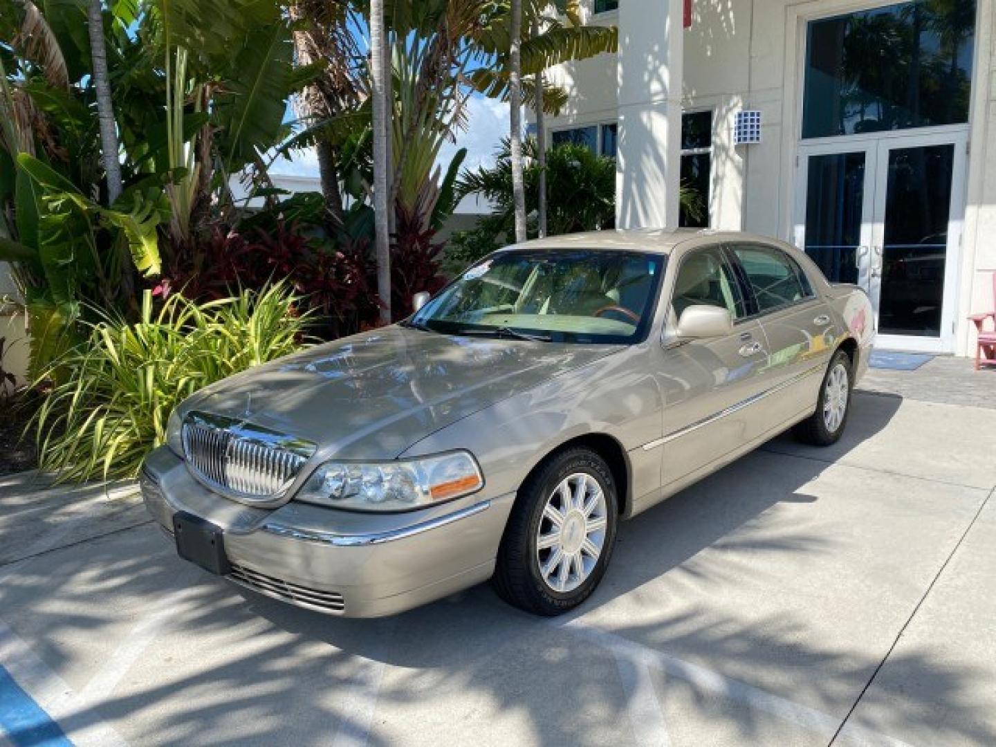 2008 Light French Silk Metallic /Light Camel Lincoln Town Car Limited LOW MILES 29,278 1 OWNER (2LNHM82V48X) with an 4.6L SOHC FFV V8 Engine engine, Automatic transmission, located at 4701 North Dixie Hwy, Pompano Beach, FL, 33064, (954) 422-2889, 26.240938, -80.123474 - OUR WEBPAGE FLORIDACARS1.COM HAS OVER 100 PHOTOS AND FREE CARFAX LINK 2008 Lincoln Town Car Signature Limited 1 OWNER Sedan 4 DR 4.6L V8 F SOHC Flex Fuel 23 MPG Rear Wheel Drive Features ABS Brakes Air Conditioning Alloy Wheels AM/FM Stereo Automatic Transmission CD Audio Cruise Control Flex Fuel Ve- Photo#28