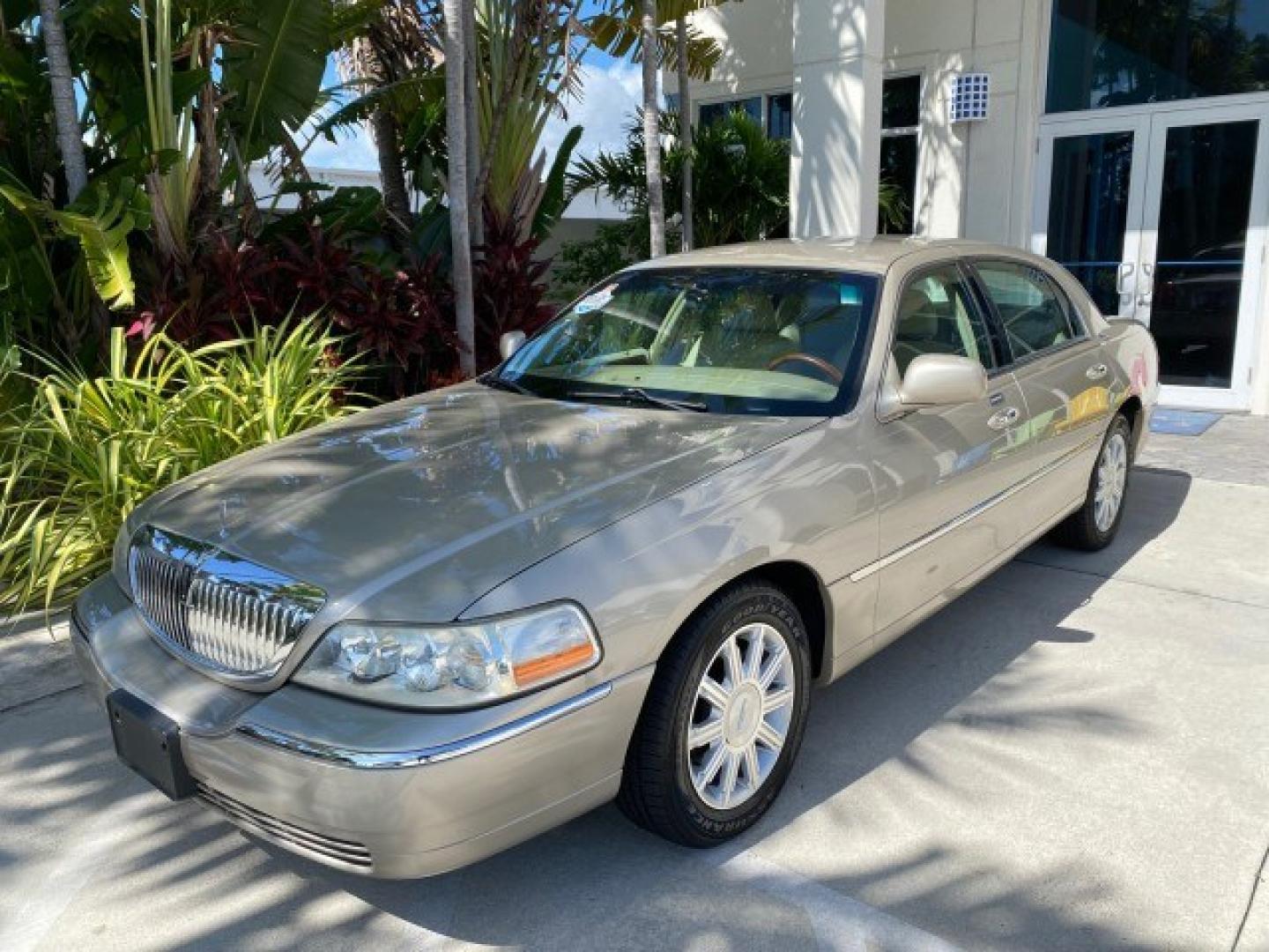 2008 Light French Silk Metallic /Light Camel Lincoln Town Car Limited LOW MILES 29,278 1 OWNER (2LNHM82V48X) with an 4.6L SOHC FFV V8 Engine engine, Automatic transmission, located at 4701 North Dixie Hwy, Pompano Beach, FL, 33064, (954) 422-2889, 26.240938, -80.123474 - OUR WEBPAGE FLORIDACARS1.COM HAS OVER 100 PHOTOS AND FREE CARFAX LINK 2008 Lincoln Town Car Signature Limited 1 OWNER Sedan 4 DR 4.6L V8 F SOHC Flex Fuel 23 MPG Rear Wheel Drive Features ABS Brakes Air Conditioning Alloy Wheels AM/FM Stereo Automatic Transmission CD Audio Cruise Control Flex Fuel Ve- Photo#29