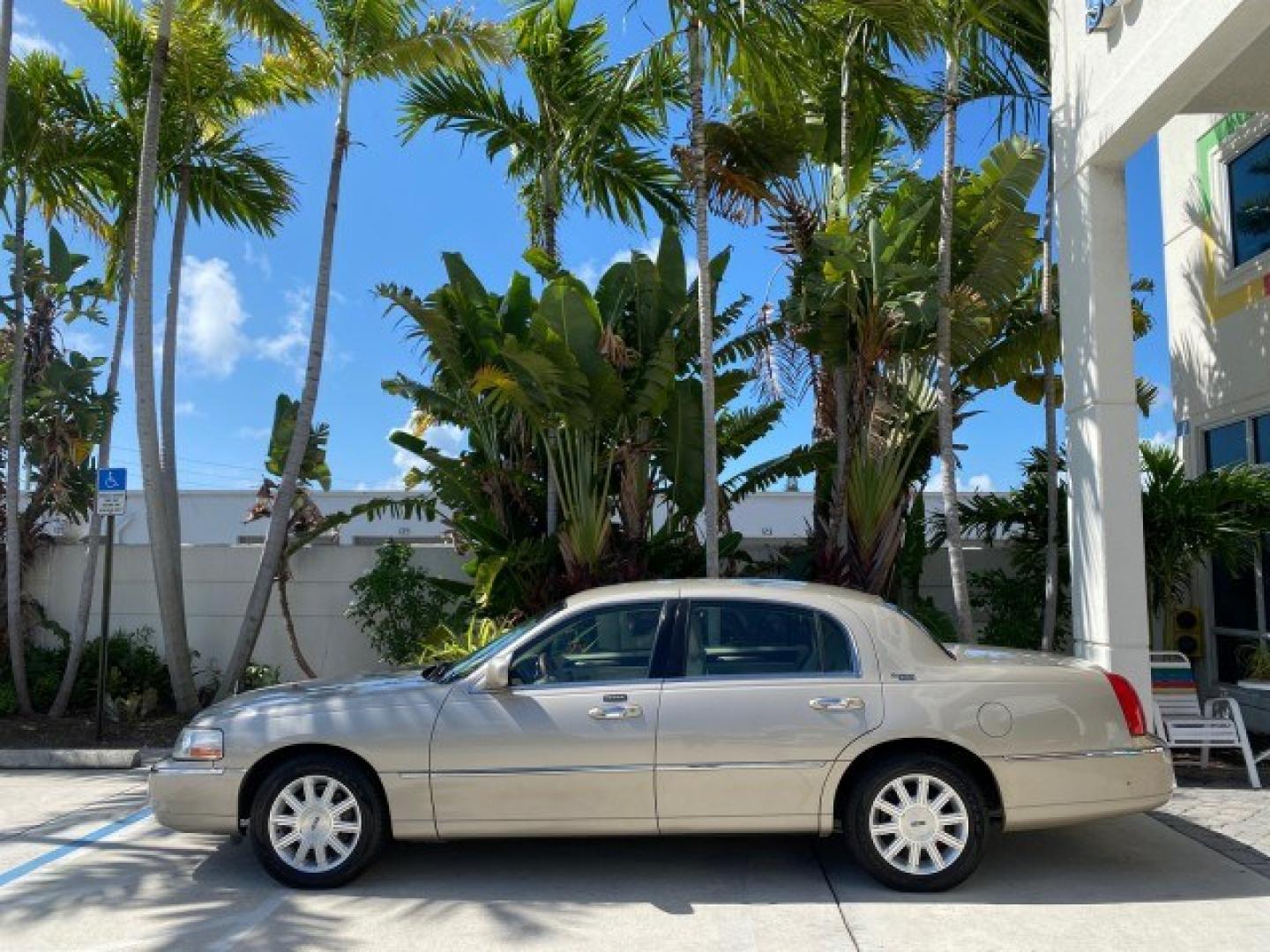 2008 Light French Silk Metallic /Light Camel Lincoln Town Car Limited LOW MILES 29,278 1 OWNER (2LNHM82V48X) with an 4.6L SOHC FFV V8 Engine engine, Automatic transmission, located at 4701 North Dixie Hwy, Pompano Beach, FL, 33064, (954) 422-2889, 26.240938, -80.123474 - OUR WEBPAGE FLORIDACARS1.COM HAS OVER 100 PHOTOS AND FREE CARFAX LINK 2008 Lincoln Town Car Signature Limited 1 OWNER Sedan 4 DR 4.6L V8 F SOHC Flex Fuel 23 MPG Rear Wheel Drive Features ABS Brakes Air Conditioning Alloy Wheels AM/FM Stereo Automatic Transmission CD Audio Cruise Control Flex Fuel Ve- Photo#30