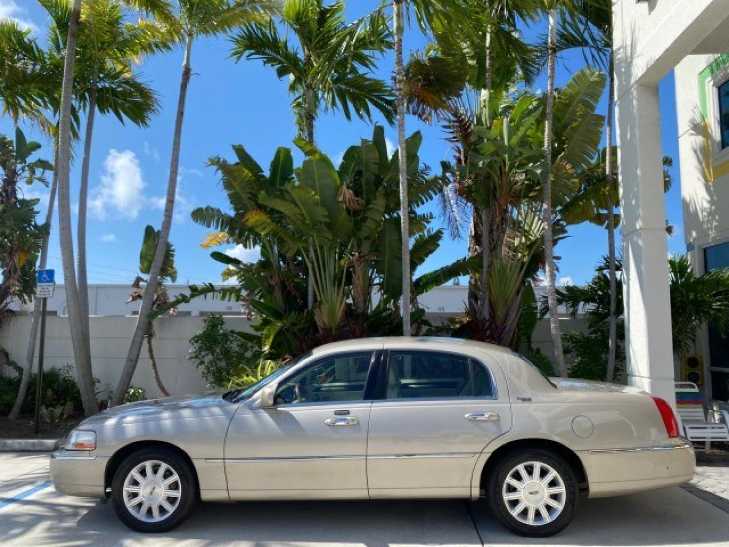 2008 Light French Silk Metallic /Light Camel Lincoln Town Car Limited LOW MILES 29,278 1 OWNER (2LNHM82V48X) with an 4.6L SOHC FFV V8 Engine engine, Automatic transmission, located at 4701 North Dixie Hwy, Pompano Beach, FL, 33064, (954) 422-2889, 26.240938, -80.123474 - OUR WEBPAGE FLORIDACARS1.COM HAS OVER 100 PHOTOS AND FREE CARFAX LINK 2008 Lincoln Town Car Signature Limited 1 OWNER Sedan 4 DR 4.6L V8 F SOHC Flex Fuel 23 MPG Rear Wheel Drive Features ABS Brakes Air Conditioning Alloy Wheels AM/FM Stereo Automatic Transmission CD Audio Cruise Control Flex Fuel Ve- Photo#31