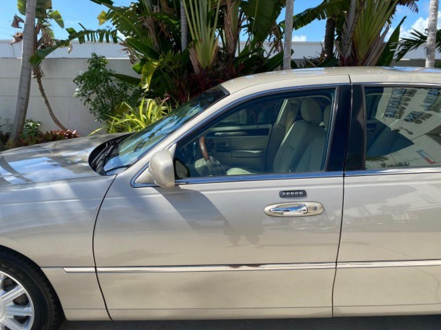 2008 Light French Silk Metallic /Light Camel Lincoln Town Car Limited LOW MILES 29,278 1 OWNER (2LNHM82V48X) with an 4.6L SOHC FFV V8 Engine engine, Automatic transmission, located at 4701 North Dixie Hwy, Pompano Beach, FL, 33064, (954) 422-2889, 26.240938, -80.123474 - OUR WEBPAGE FLORIDACARS1.COM HAS OVER 100 PHOTOS AND FREE CARFAX LINK 2008 Lincoln Town Car Signature Limited 1 OWNER Sedan 4 DR 4.6L V8 F SOHC Flex Fuel 23 MPG Rear Wheel Drive Features ABS Brakes Air Conditioning Alloy Wheels AM/FM Stereo Automatic Transmission CD Audio Cruise Control Flex Fuel Ve- Photo#37