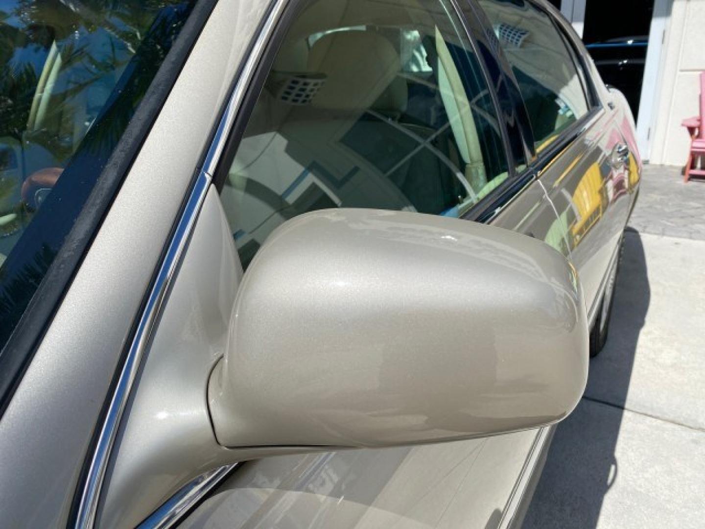 2008 Light French Silk Metallic /Light Camel Lincoln Town Car Limited LOW MILES 29,278 1 OWNER (2LNHM82V48X) with an 4.6L SOHC FFV V8 Engine engine, Automatic transmission, located at 4701 North Dixie Hwy, Pompano Beach, FL, 33064, (954) 422-2889, 26.240938, -80.123474 - OUR WEBPAGE FLORIDACARS1.COM HAS OVER 100 PHOTOS AND FREE CARFAX LINK 2008 Lincoln Town Car Signature Limited 1 OWNER Sedan 4 DR 4.6L V8 F SOHC Flex Fuel 23 MPG Rear Wheel Drive Features ABS Brakes Air Conditioning Alloy Wheels AM/FM Stereo Automatic Transmission CD Audio Cruise Control Flex Fuel Ve- Photo#40