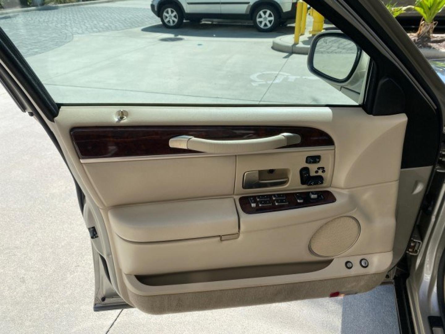 2008 Light French Silk Metallic /Light Camel Lincoln Town Car Limited LOW MILES 29,278 1 OWNER (2LNHM82V48X) with an 4.6L SOHC FFV V8 Engine engine, Automatic transmission, located at 4701 North Dixie Hwy, Pompano Beach, FL, 33064, (954) 422-2889, 26.240938, -80.123474 - OUR WEBPAGE FLORIDACARS1.COM HAS OVER 100 PHOTOS AND FREE CARFAX LINK 2008 Lincoln Town Car Signature Limited 1 OWNER Sedan 4 DR 4.6L V8 F SOHC Flex Fuel 23 MPG Rear Wheel Drive Features ABS Brakes Air Conditioning Alloy Wheels AM/FM Stereo Automatic Transmission CD Audio Cruise Control Flex Fuel Ve- Photo#41