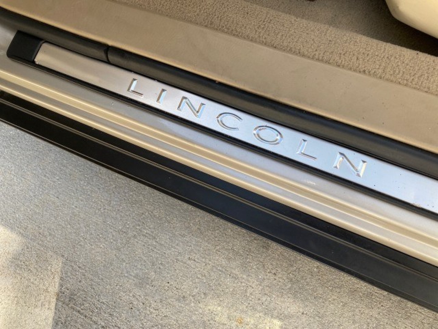2008 Light French Silk Metallic /Light Camel Lincoln Town Car Limited LOW MILES 29,278 1 OWNER (2LNHM82V48X) with an 4.6L SOHC FFV V8 Engine engine, Automatic transmission, located at 4701 North Dixie Hwy, Pompano Beach, FL, 33064, (954) 422-2889, 26.240938, -80.123474 - OUR WEBPAGE FLORIDACARS1.COM HAS OVER 100 PHOTOS AND FREE CARFAX LINK 2008 Lincoln Town Car Signature Limited 1 OWNER Sedan 4 DR 4.6L V8 F SOHC Flex Fuel 23 MPG Rear Wheel Drive Features ABS Brakes Air Conditioning Alloy Wheels AM/FM Stereo Automatic Transmission CD Audio Cruise Control Flex Fuel Ve- Photo#42