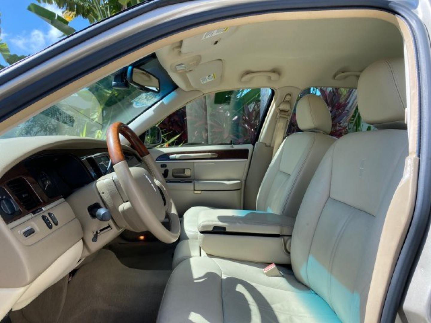 2008 Light French Silk Metallic /Light Camel Lincoln Town Car Limited LOW MILES 29,278 1 OWNER (2LNHM82V48X) with an 4.6L SOHC FFV V8 Engine engine, Automatic transmission, located at 4701 North Dixie Hwy, Pompano Beach, FL, 33064, (954) 422-2889, 26.240938, -80.123474 - OUR WEBPAGE FLORIDACARS1.COM HAS OVER 100 PHOTOS AND FREE CARFAX LINK 2008 Lincoln Town Car Signature Limited 1 OWNER Sedan 4 DR 4.6L V8 F SOHC Flex Fuel 23 MPG Rear Wheel Drive Features ABS Brakes Air Conditioning Alloy Wheels AM/FM Stereo Automatic Transmission CD Audio Cruise Control Flex Fuel Ve- Photo#45