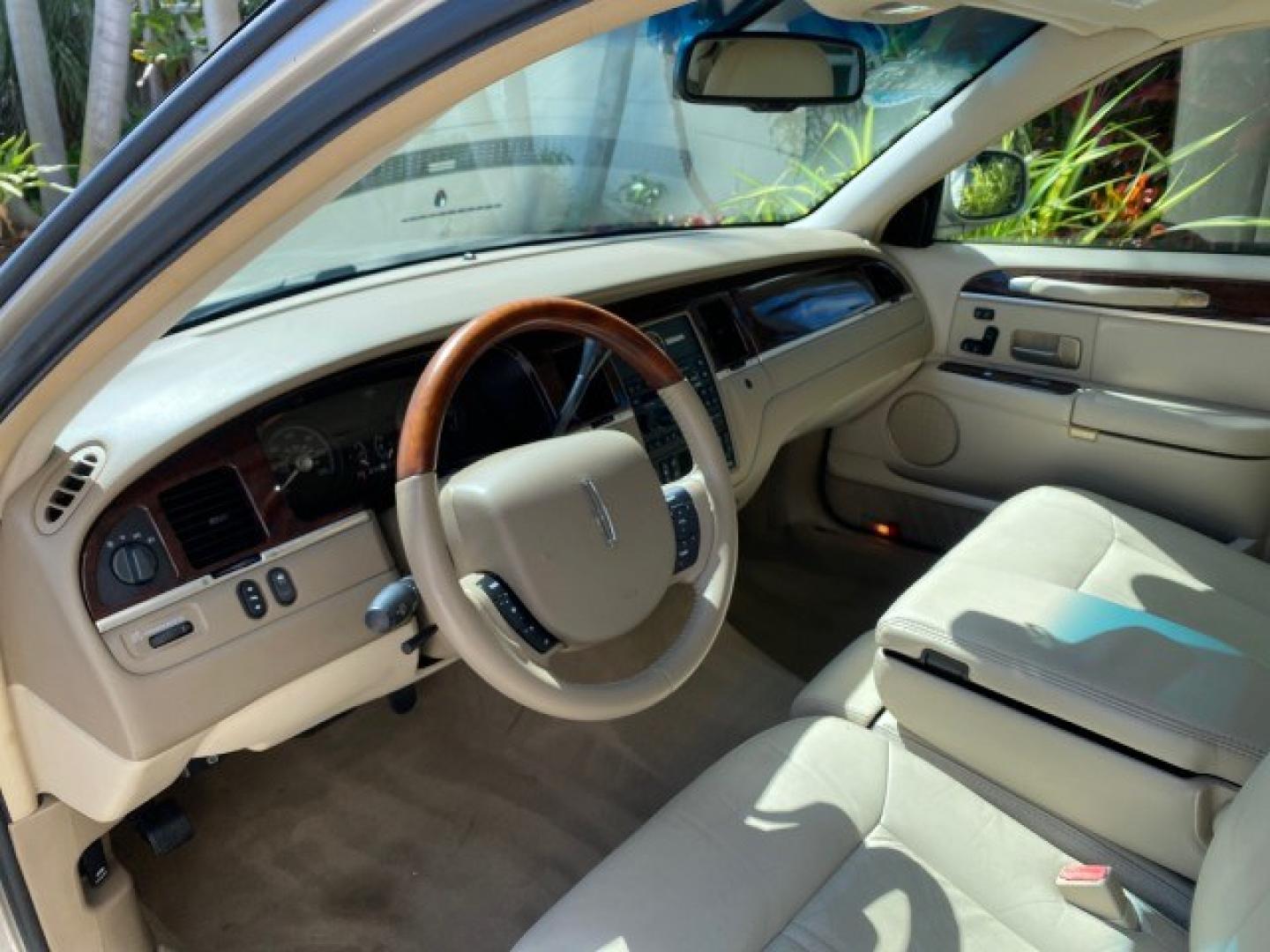 2008 Light French Silk Metallic /Light Camel Lincoln Town Car Limited LOW MILES 29,278 1 OWNER (2LNHM82V48X) with an 4.6L SOHC FFV V8 Engine engine, Automatic transmission, located at 4701 North Dixie Hwy, Pompano Beach, FL, 33064, (954) 422-2889, 26.240938, -80.123474 - OUR WEBPAGE FLORIDACARS1.COM HAS OVER 100 PHOTOS AND FREE CARFAX LINK 2008 Lincoln Town Car Signature Limited 1 OWNER Sedan 4 DR 4.6L V8 F SOHC Flex Fuel 23 MPG Rear Wheel Drive Features ABS Brakes Air Conditioning Alloy Wheels AM/FM Stereo Automatic Transmission CD Audio Cruise Control Flex Fuel Ve- Photo#48