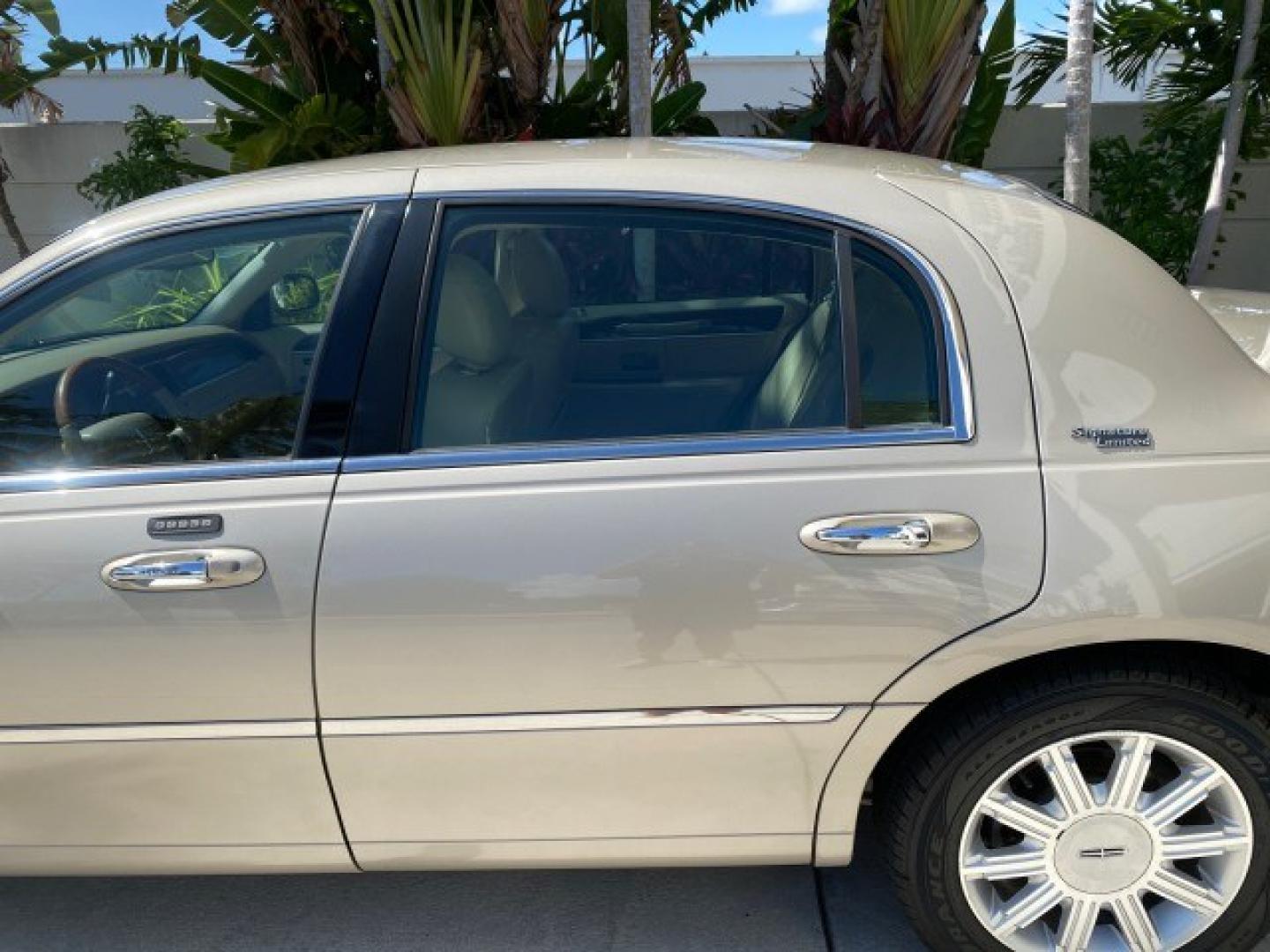 2008 Light French Silk Metallic /Light Camel Lincoln Town Car Limited LOW MILES 29,278 1 OWNER (2LNHM82V48X) with an 4.6L SOHC FFV V8 Engine engine, Automatic transmission, located at 4701 North Dixie Hwy, Pompano Beach, FL, 33064, (954) 422-2889, 26.240938, -80.123474 - OUR WEBPAGE FLORIDACARS1.COM HAS OVER 100 PHOTOS AND FREE CARFAX LINK 2008 Lincoln Town Car Signature Limited 1 OWNER Sedan 4 DR 4.6L V8 F SOHC Flex Fuel 23 MPG Rear Wheel Drive Features ABS Brakes Air Conditioning Alloy Wheels AM/FM Stereo Automatic Transmission CD Audio Cruise Control Flex Fuel Ve- Photo#75